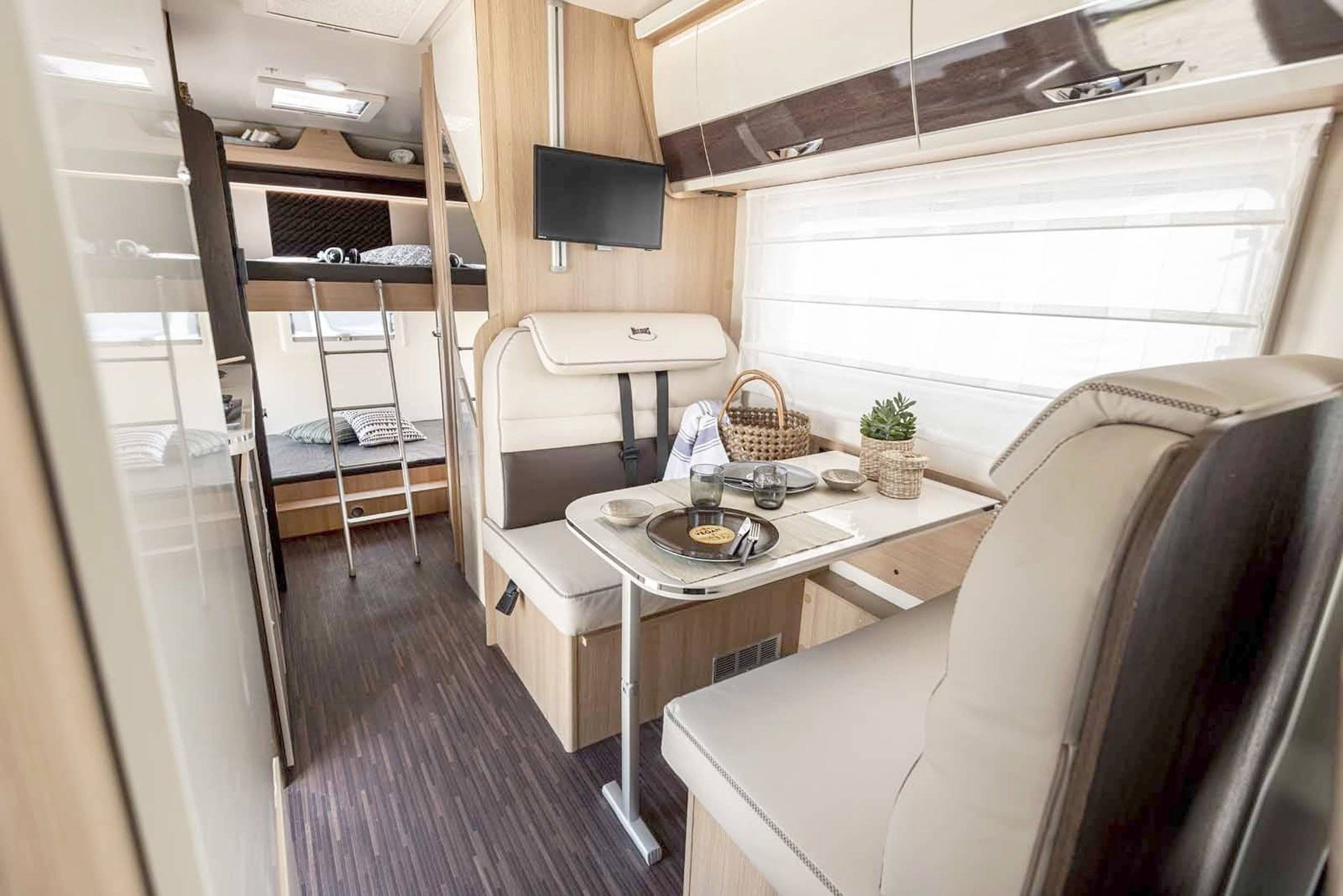 Dining Area Ford Transit 2,0 l 155 ch - Yescapa