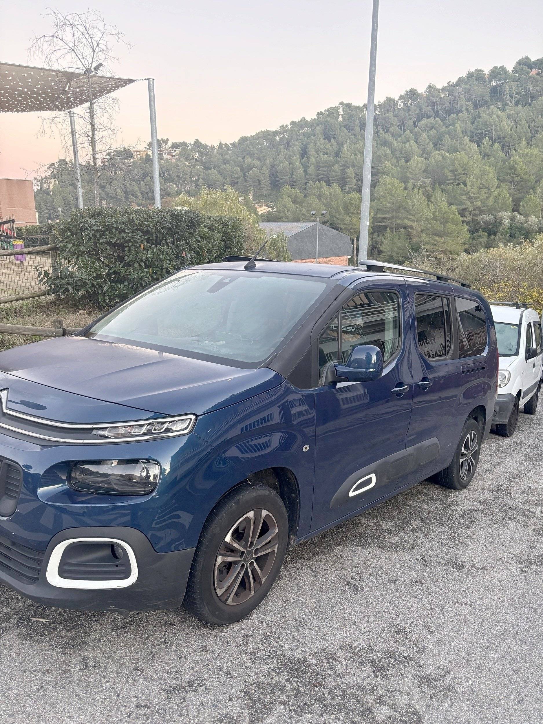 Vista del vehículo ángulo delantero Citroën Berlingo XL - Yescapa