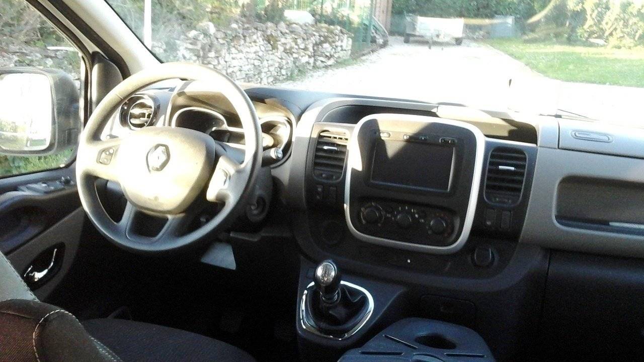 Fahrerbereich Renault RENAULT TRAFIC III 1.6 ENERGY DCI 145 TWIN TURBO EU6 L1H1 2.7T - Yescapa