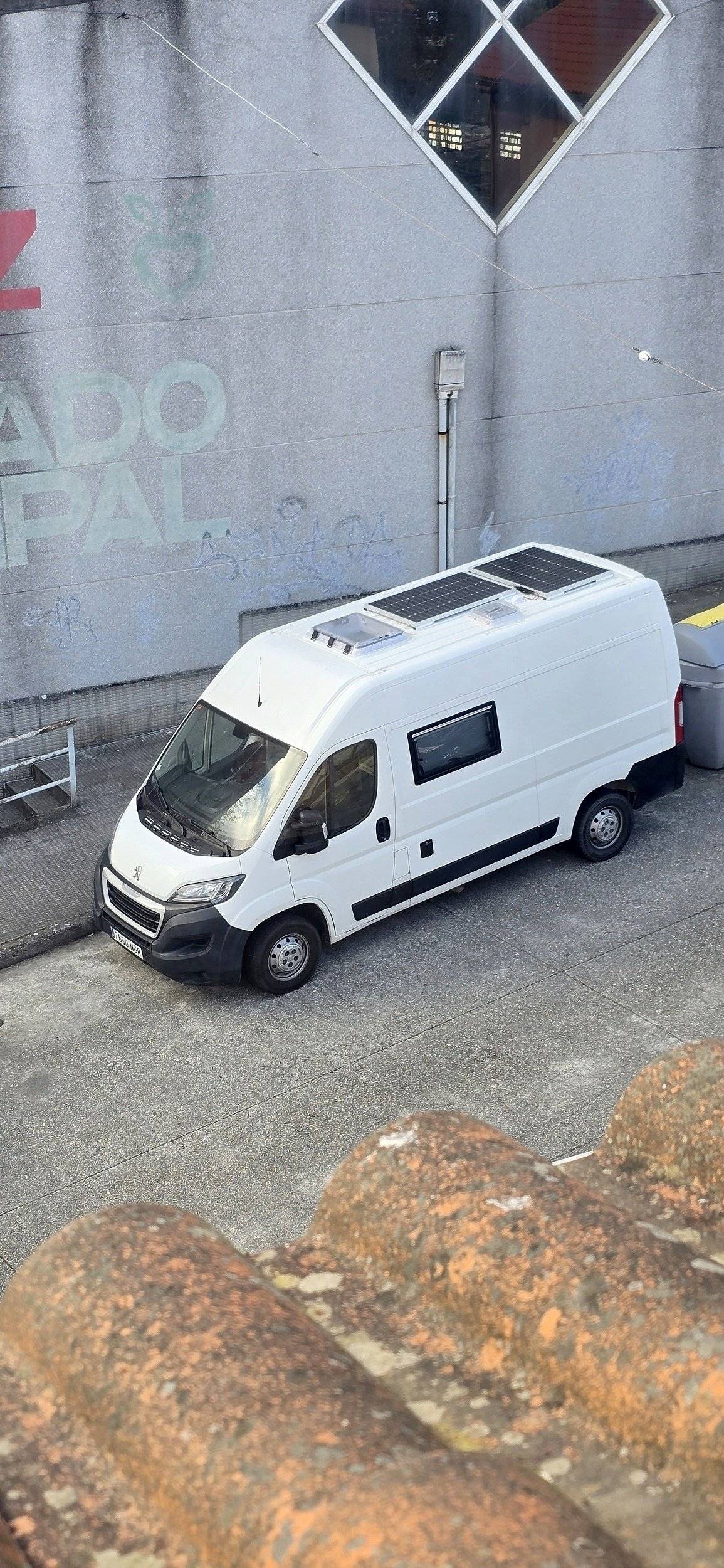 schräge Vorderansicht Peugeot Boxer 2.2 Blue HDI 140ch - Yescapa