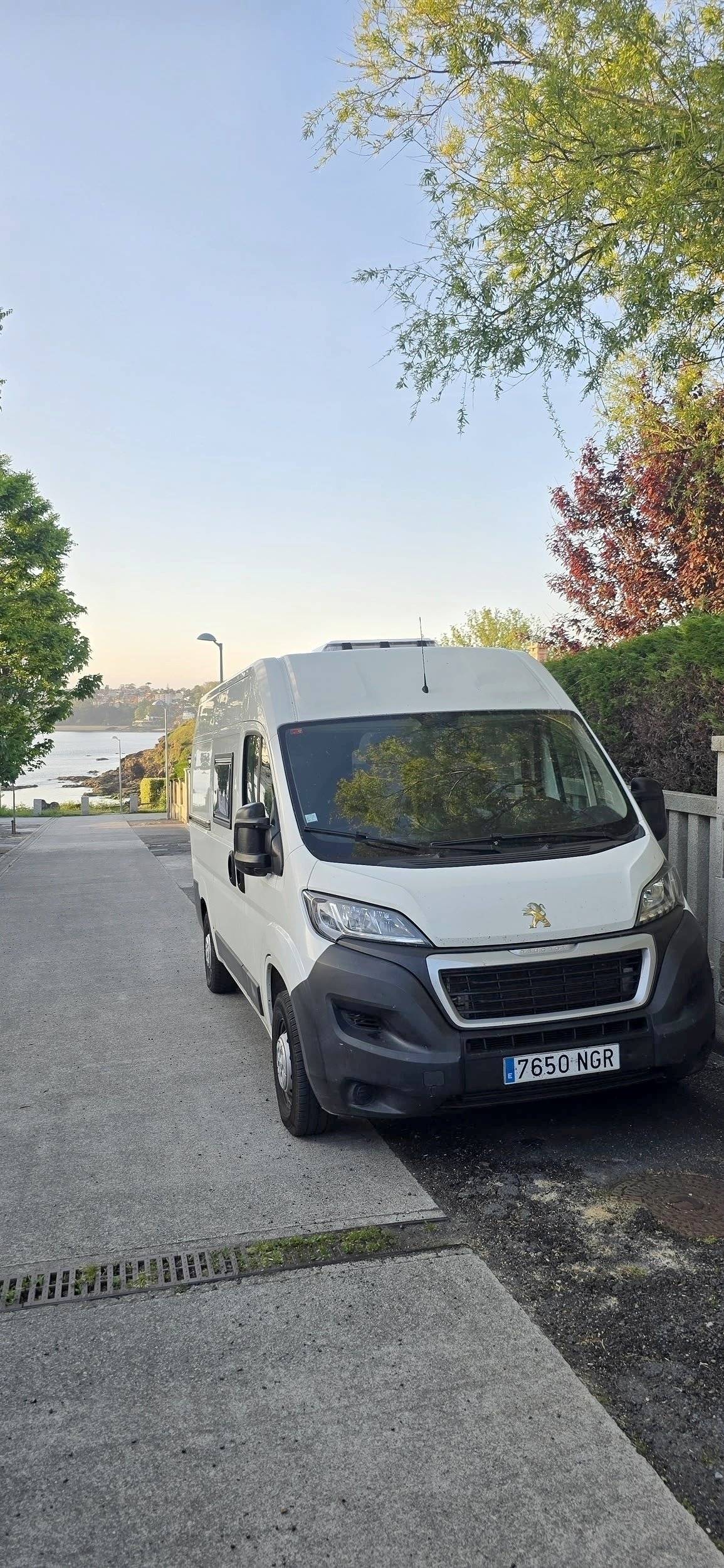 Voorkant 3/4 Peugeot Boxer 2.2 Blue HDI 140ch - Yescapa