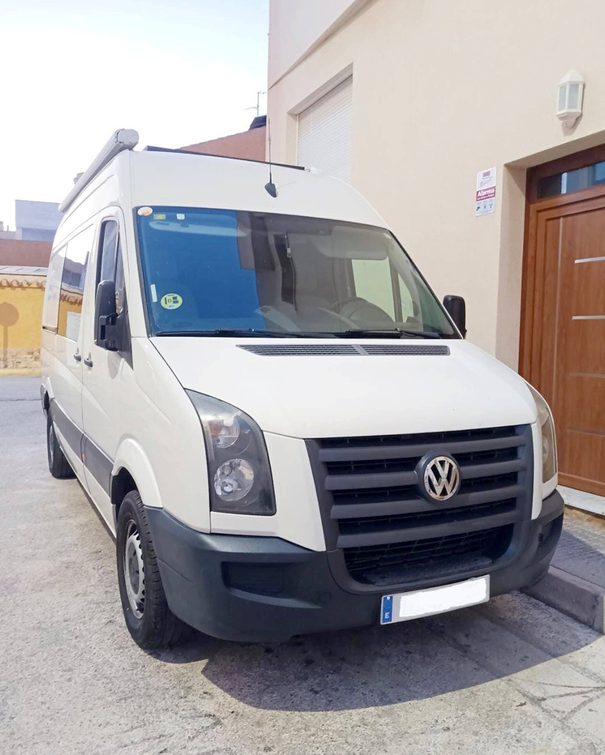 Vista del vehicle angle davanter Volkswagen Crafter 2,5 l 109 ch - Yescapa