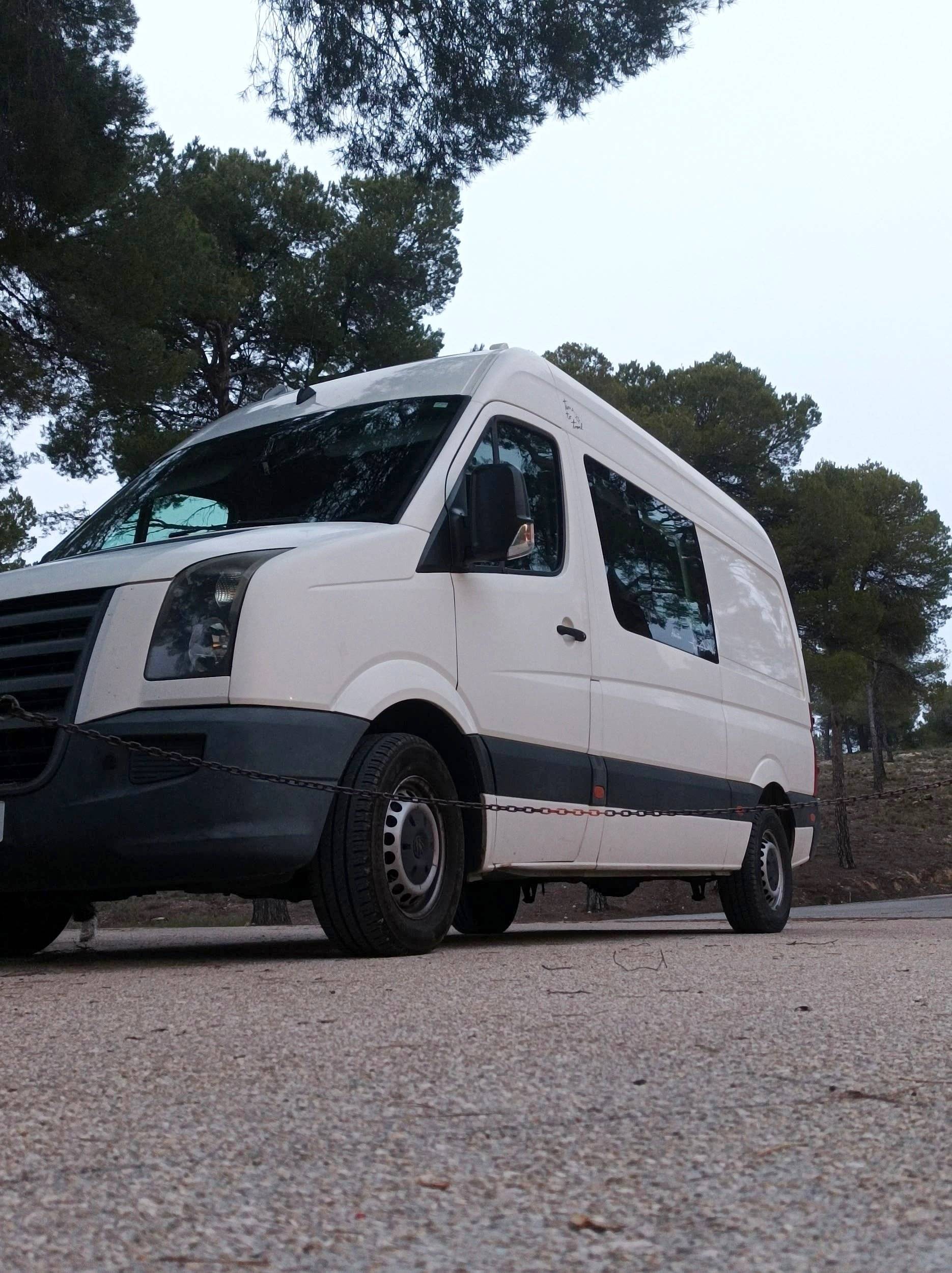 schräge Vorderansicht Volkswagen Crafter 2,5 l 109 ch - Yescapa