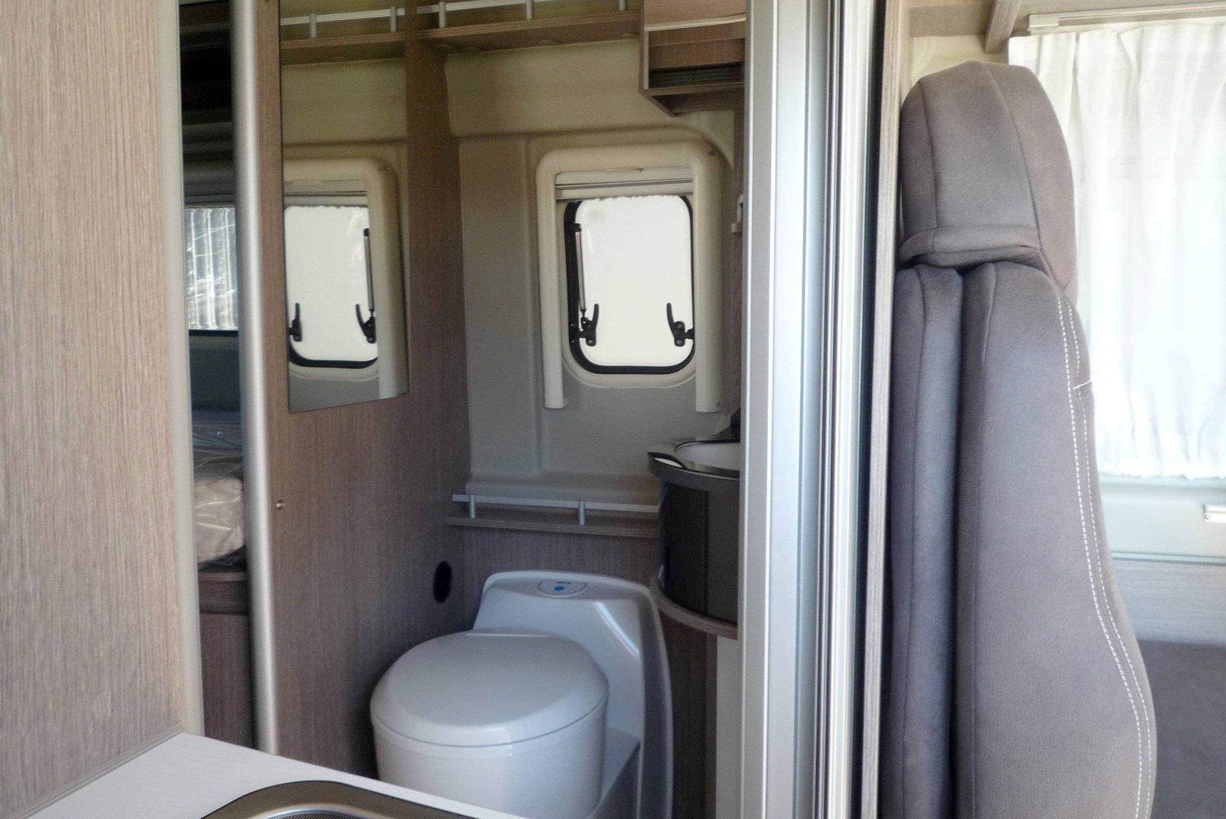 Pössl Pössl 2WinR Plus 140 PS- Solar-AHK-Markise-Navi-RKF