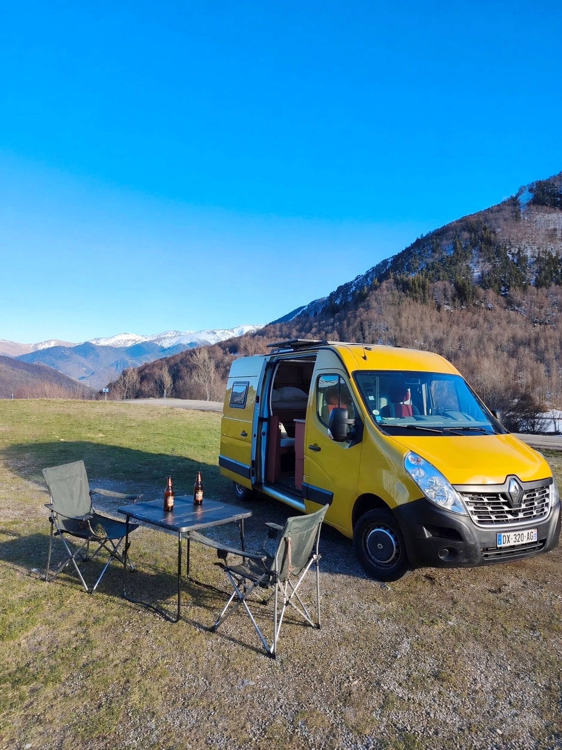 schräge Vorderansicht Renault Master 2,3 l 135 ch - Yescapa