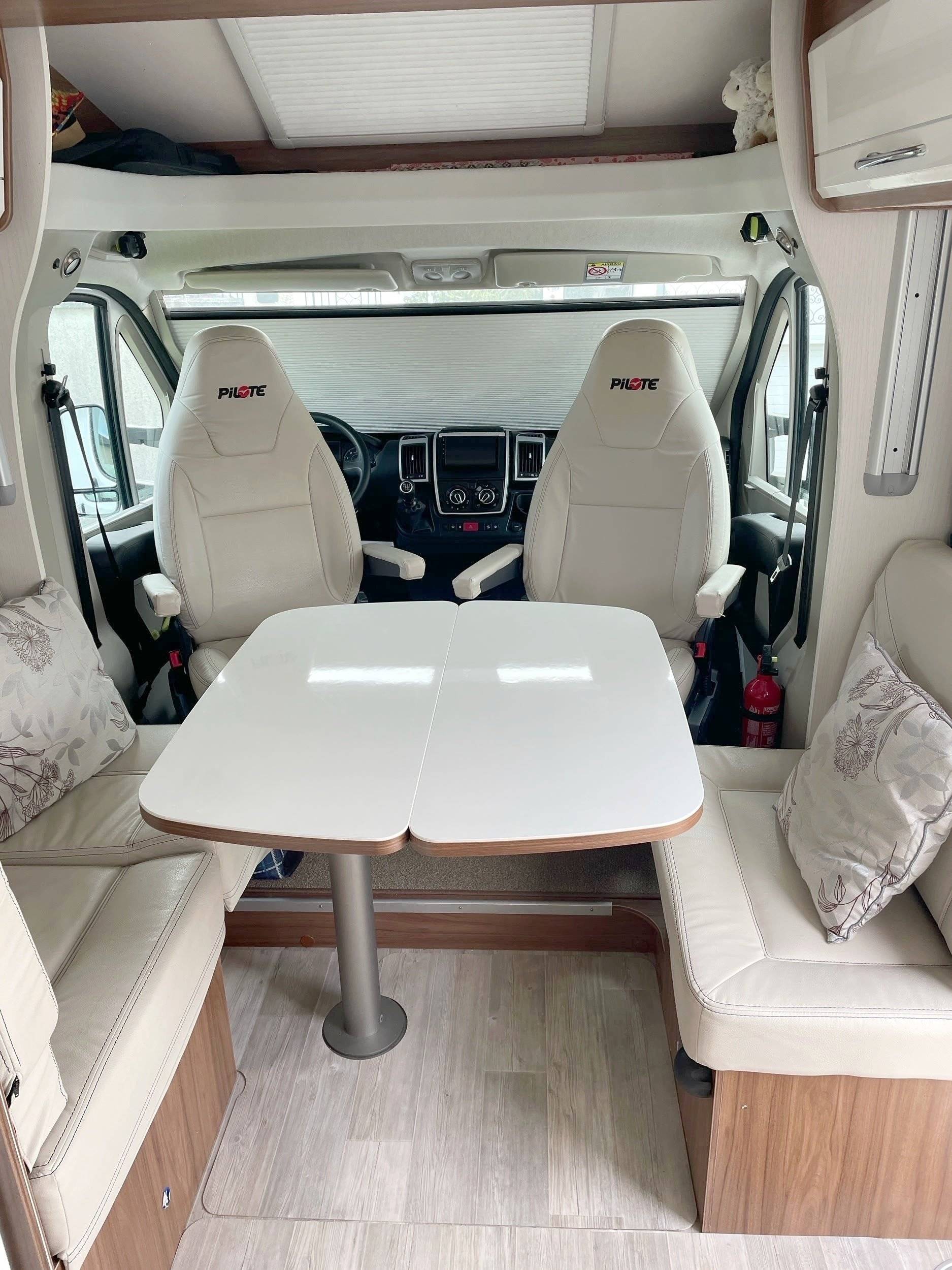 Área de jantar Fiat 2,3 l 130 ch - Yescapa