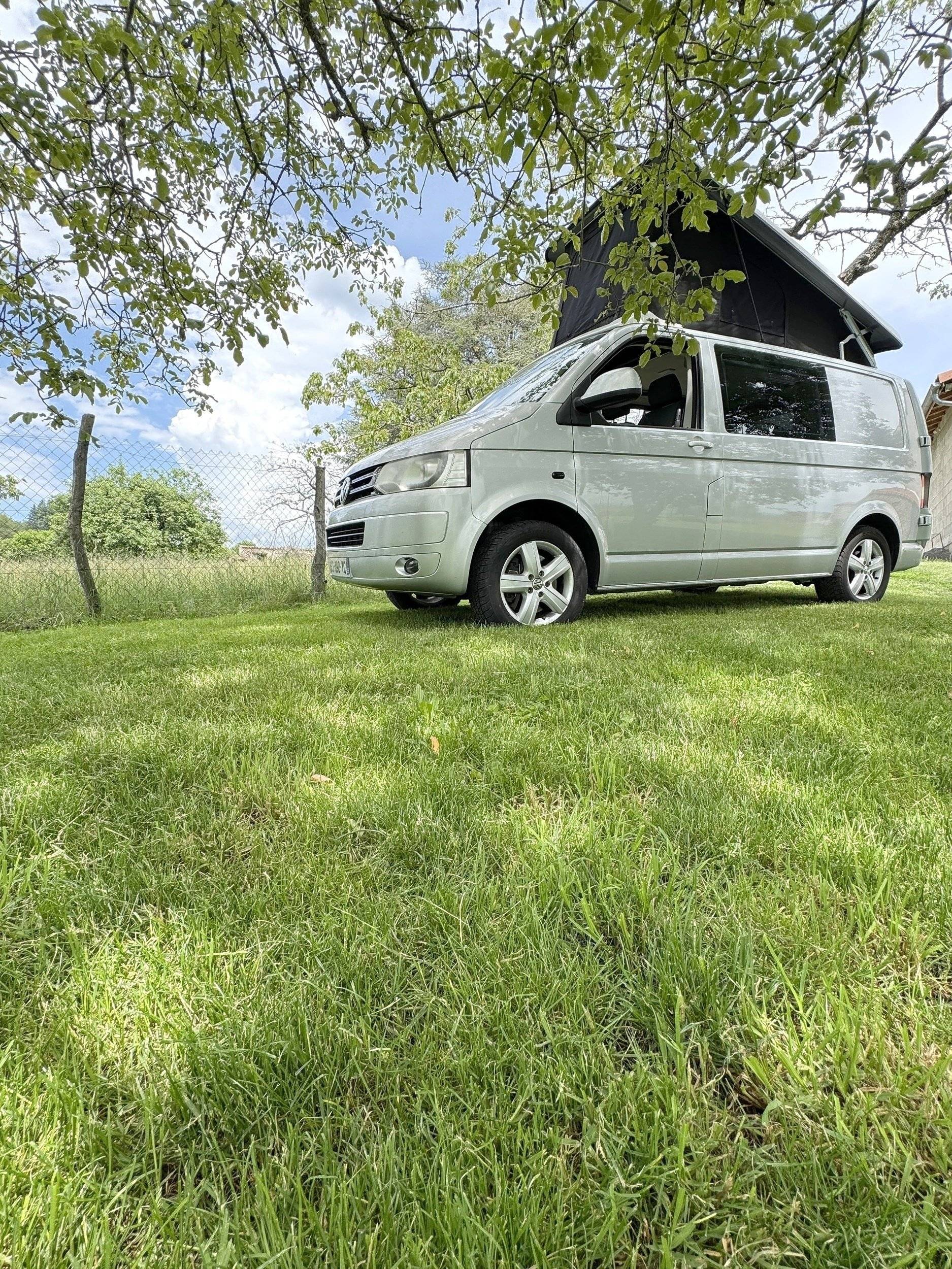 Vista del vehicle angle davanter Volkswagen T5 2 l 180 ch - Yescapa