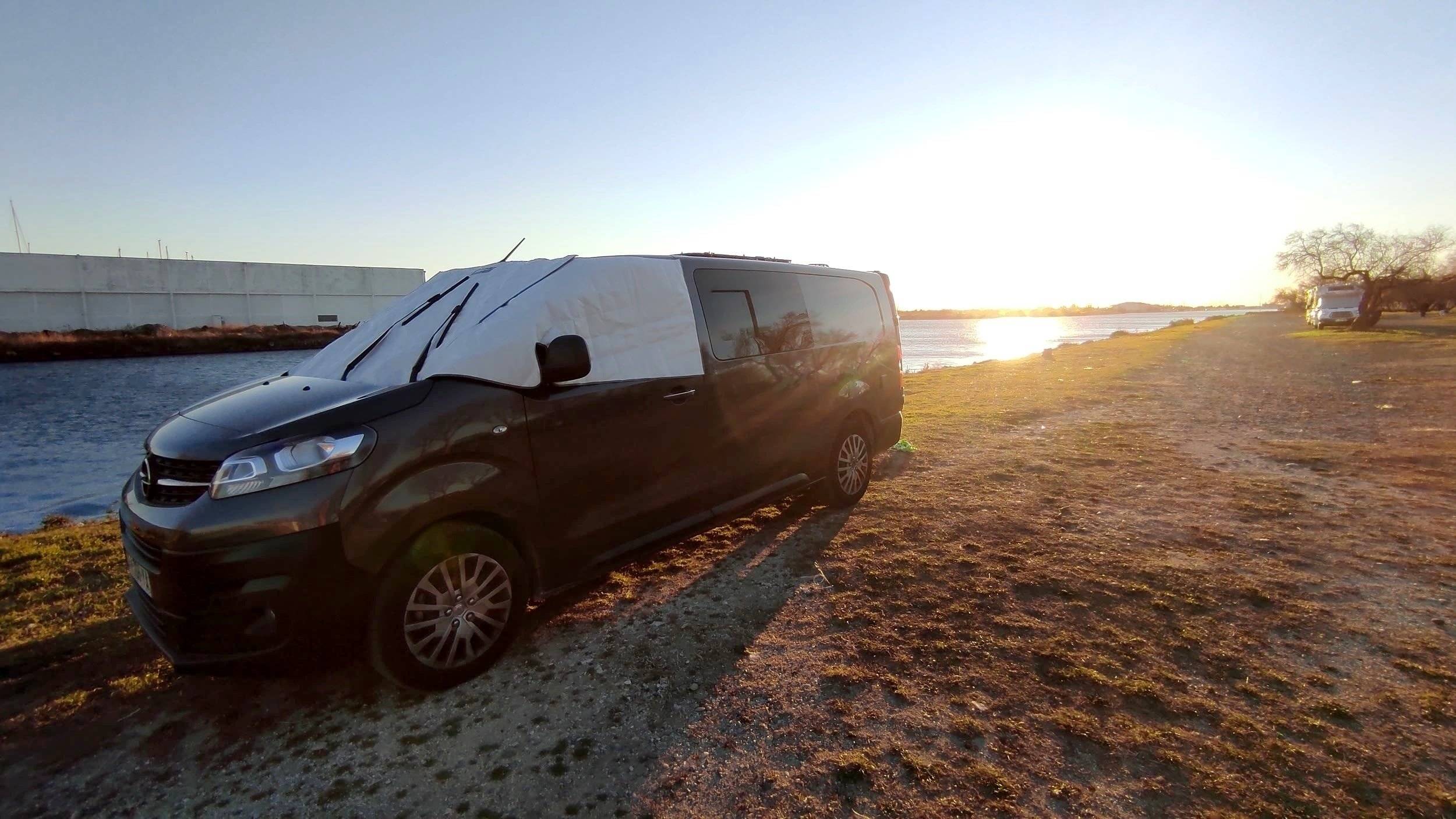 Vue avant de 3/4 Opel VIVARO - Yescapa