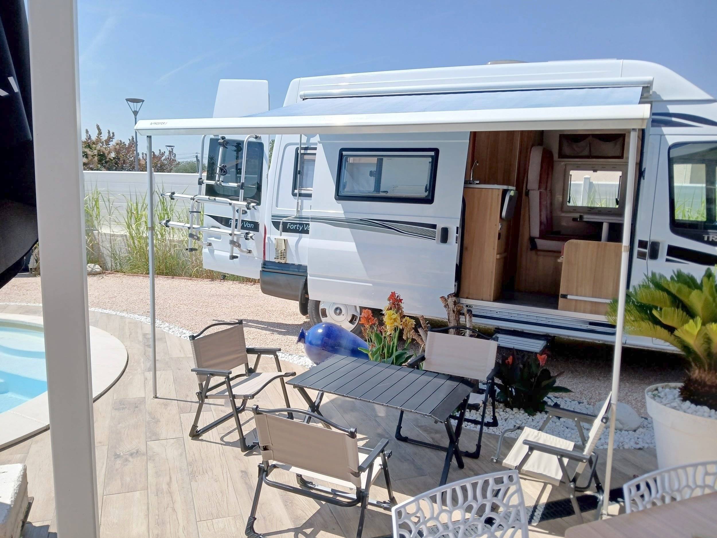 Vista de 3/4 Ford FORD TRANSIT - Yescapa