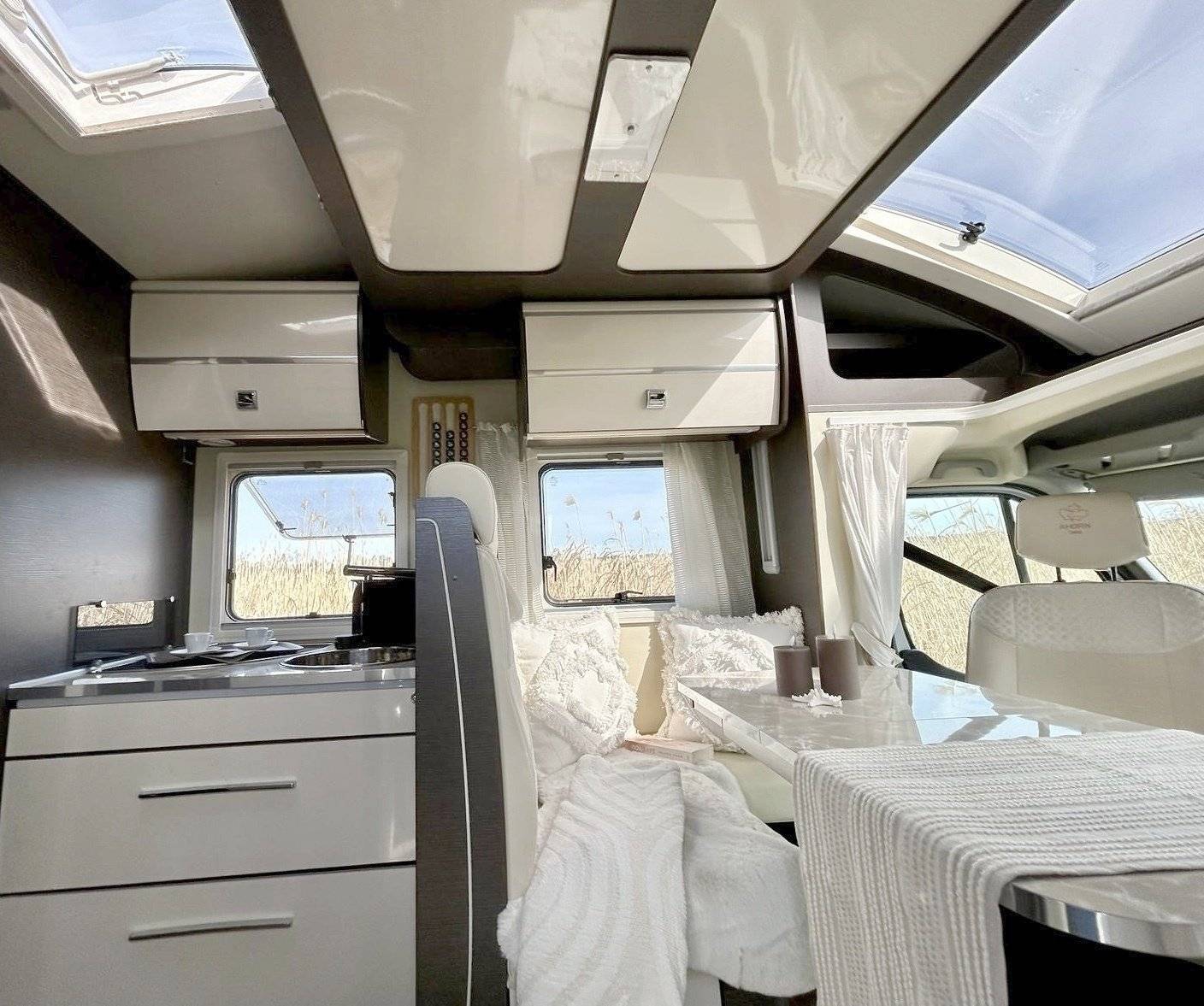 Dining Area Renault Renault Master - Yescapa