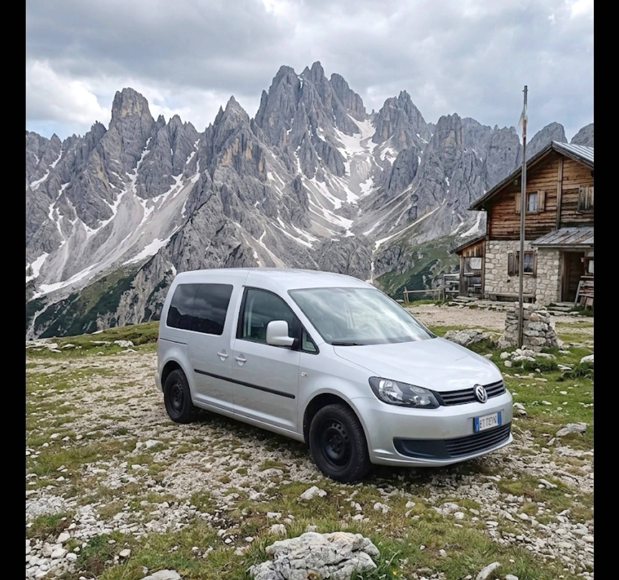 Vista del vehículo ángulo delantero Volkswagen Caddy 1,6 l 75ch - Yescapa