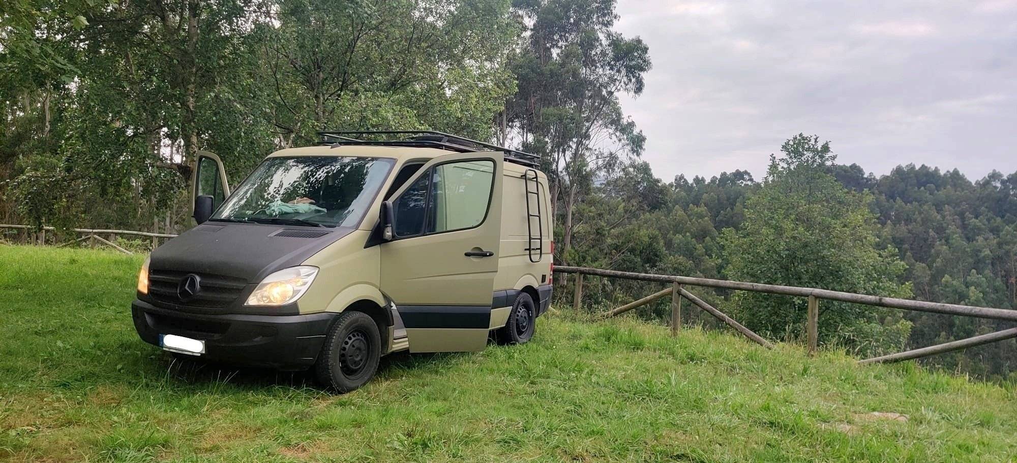 Front view from 3/4 Mercedes Mercedes Sprinter 210 - Yescapa