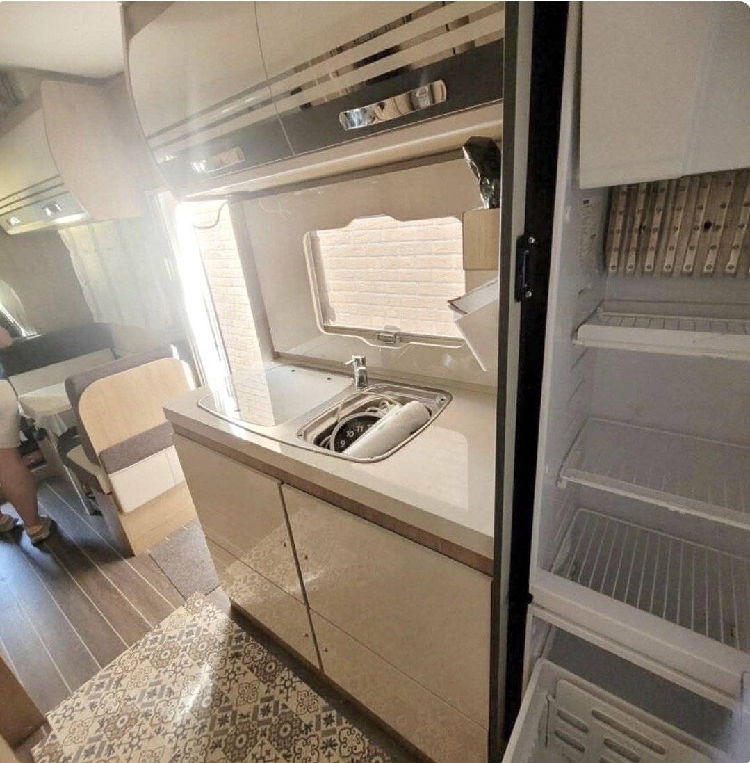Low profile RV 