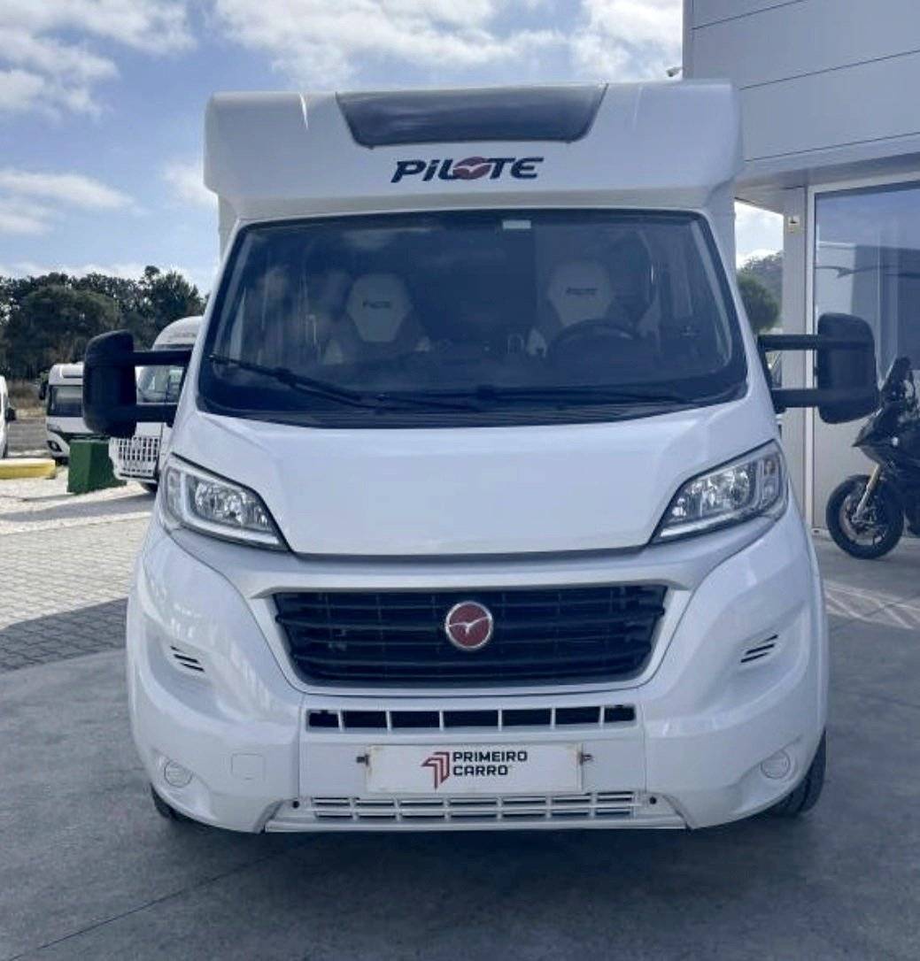 Vista del vehículo ángulo delantero Fiat 2,3 l 130 ch - Yescapa