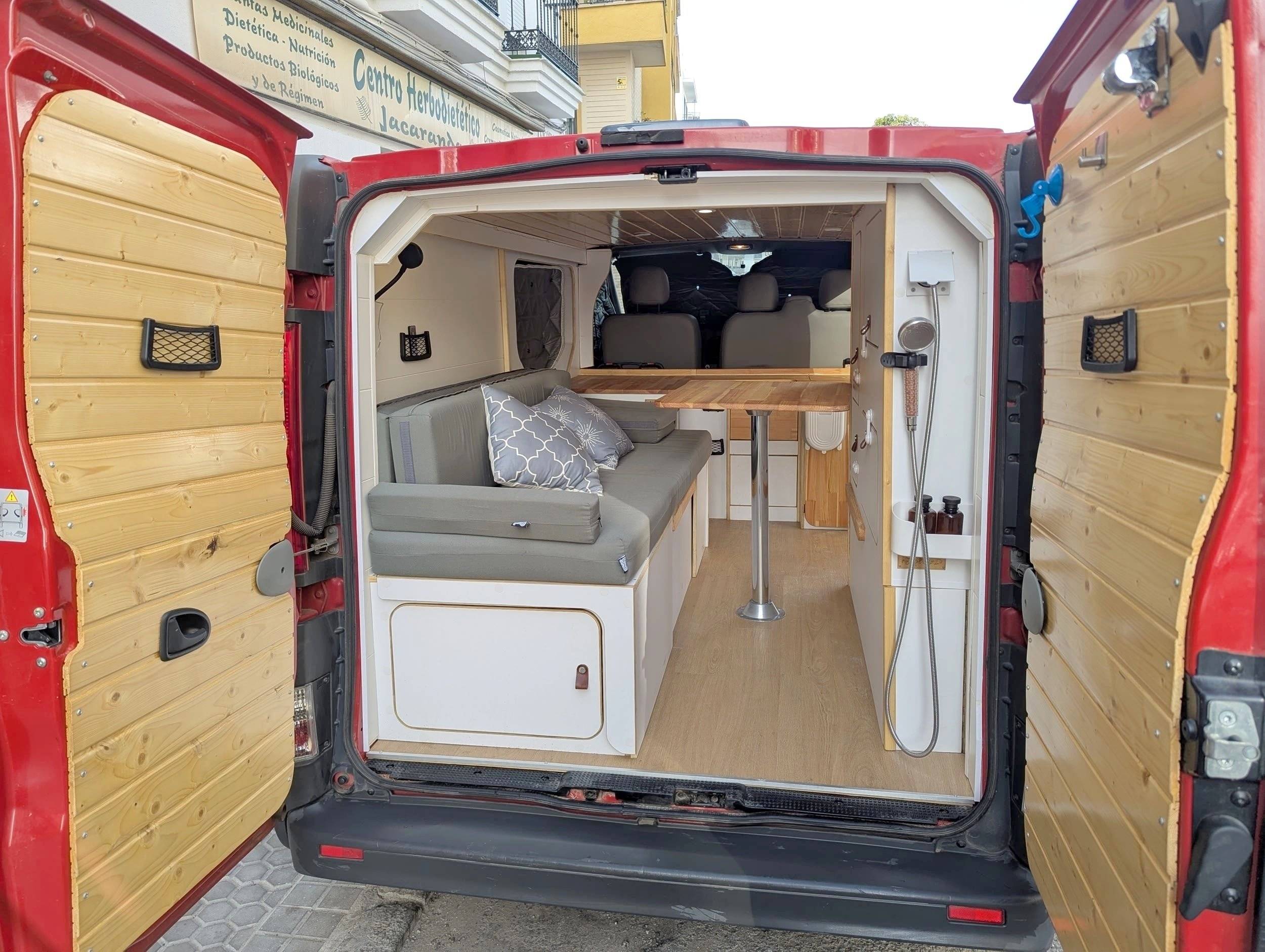 Vista frontale a ¾ Renault RENAULT TRAFIC III GRAND CONFORT L2H1 2.0 dci 120ch - Yescapa