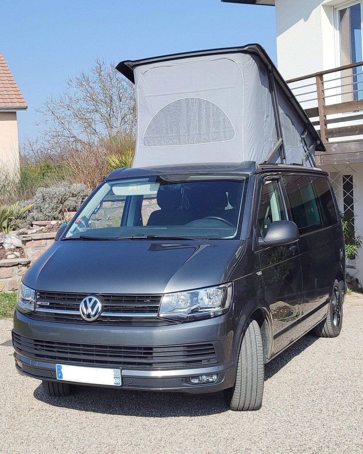 Vista de 3/4 Volkswagen California Coast T6 4motion - Yescapa