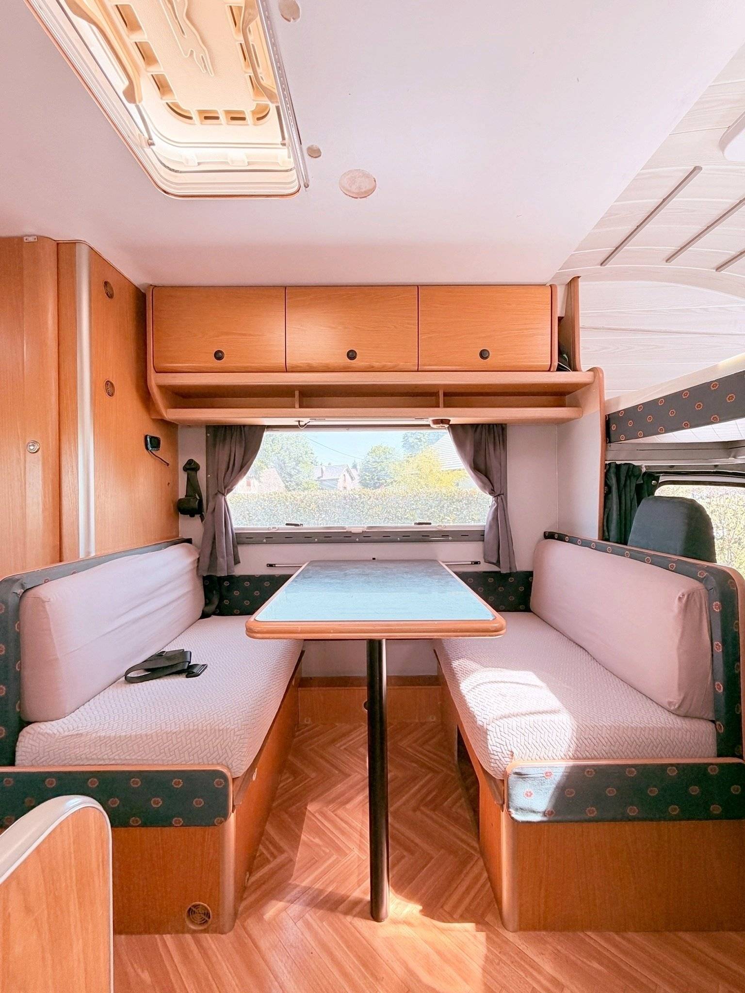 Dining Area Fiat ducato 2,8l 122ch - Yescapa