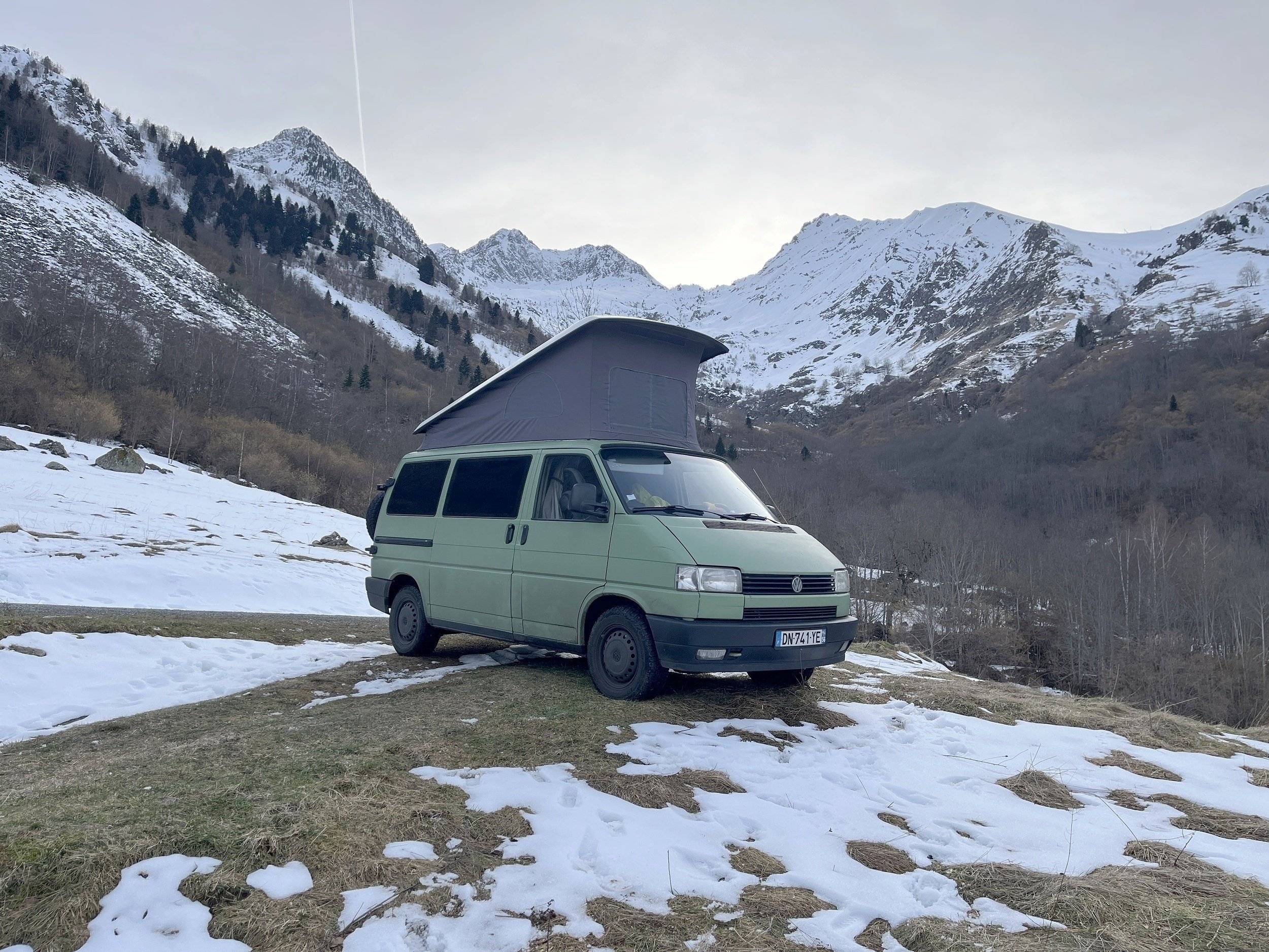 Voorkant 3/4 Volkswagen T4 Syncro California 2.4D - Yescapa