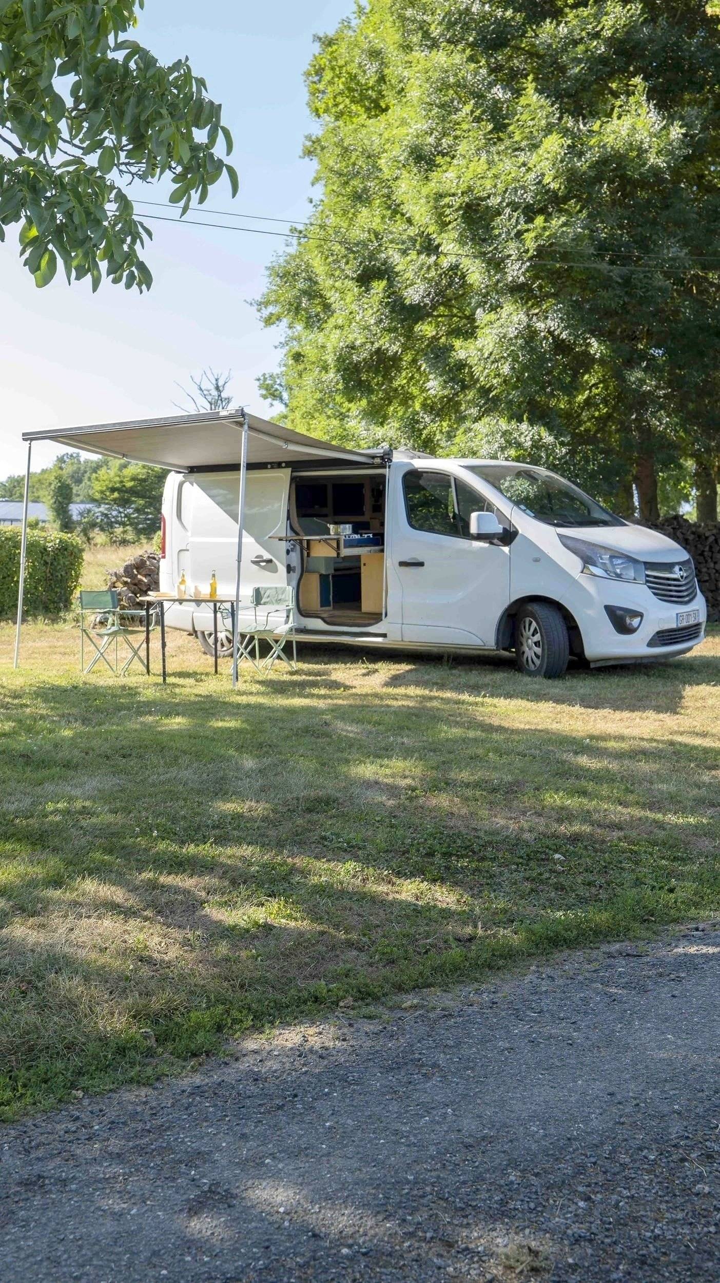 schräge Vorderansicht Opel opel vivaro L2H1 - Yescapa