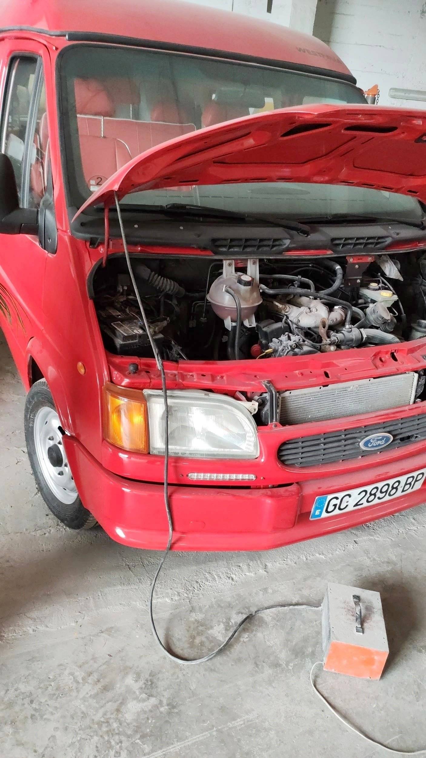 Vue avant de 3/4 Ford transit nugget - Yescapa