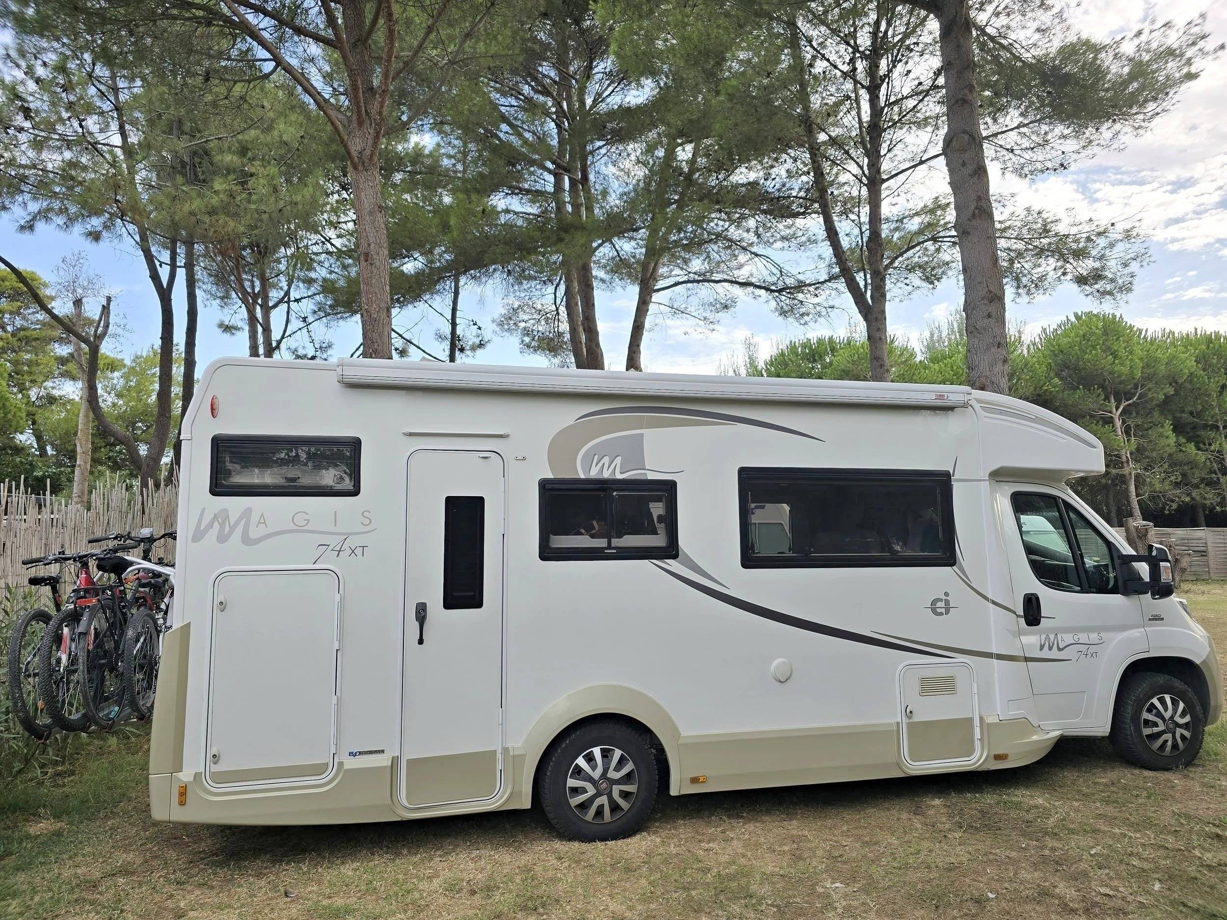 Vue avant de 3/4 Fiat Fiat CARAVANS INTERNATIO. MAGIS - Yescapa