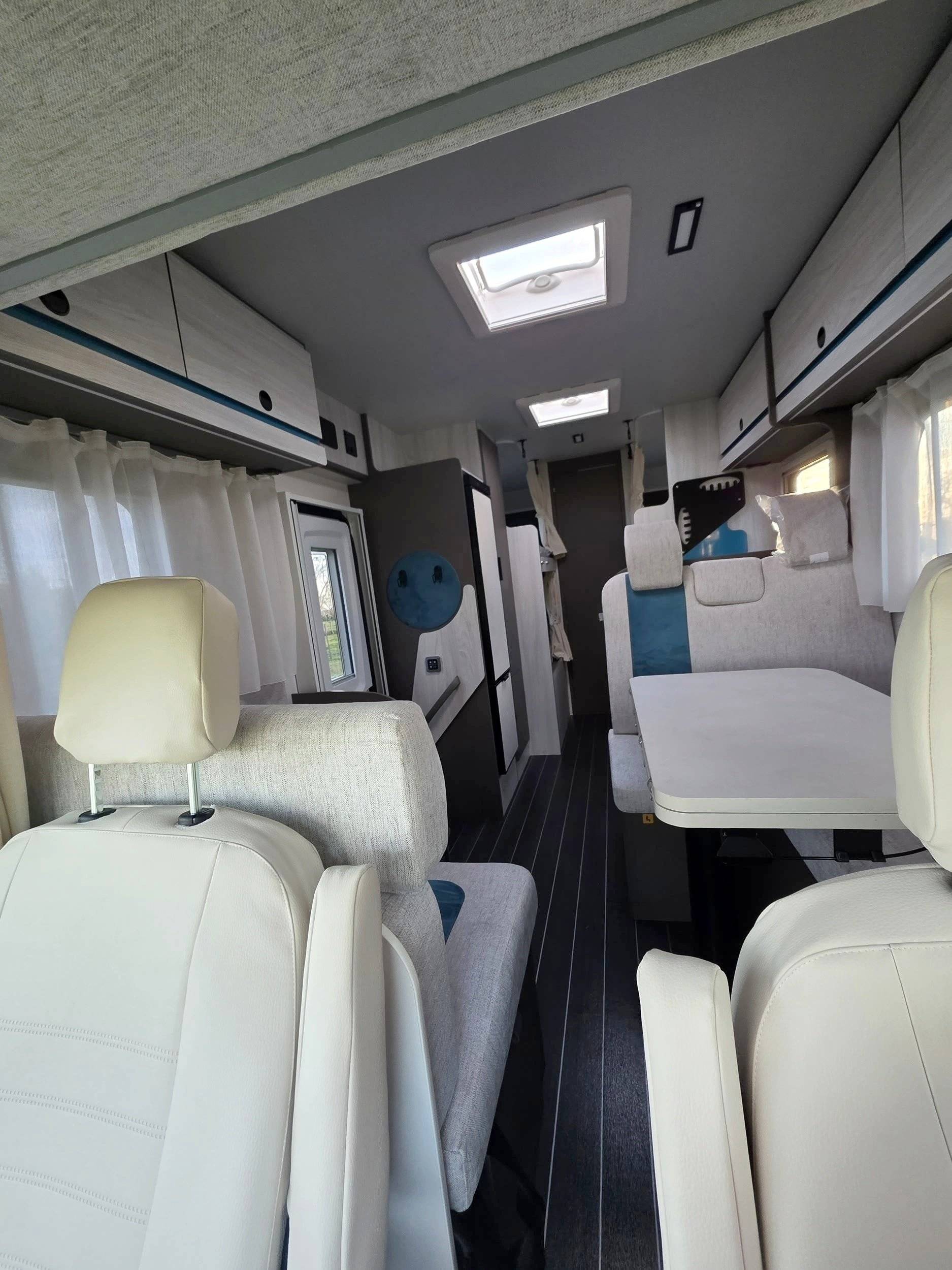Dining Area Ford FORD TRANSIT 2.0 L 170 CV BA - Yescapa