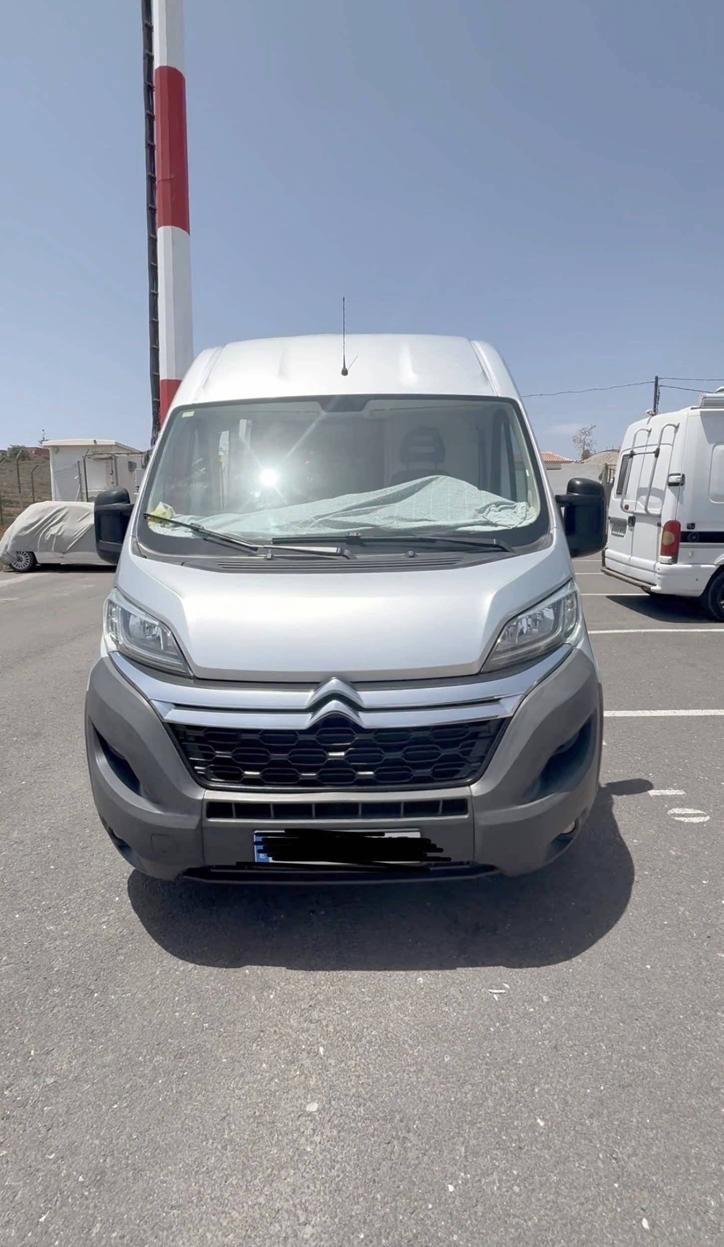 Front view from 3/4 Citroën - Yescapa