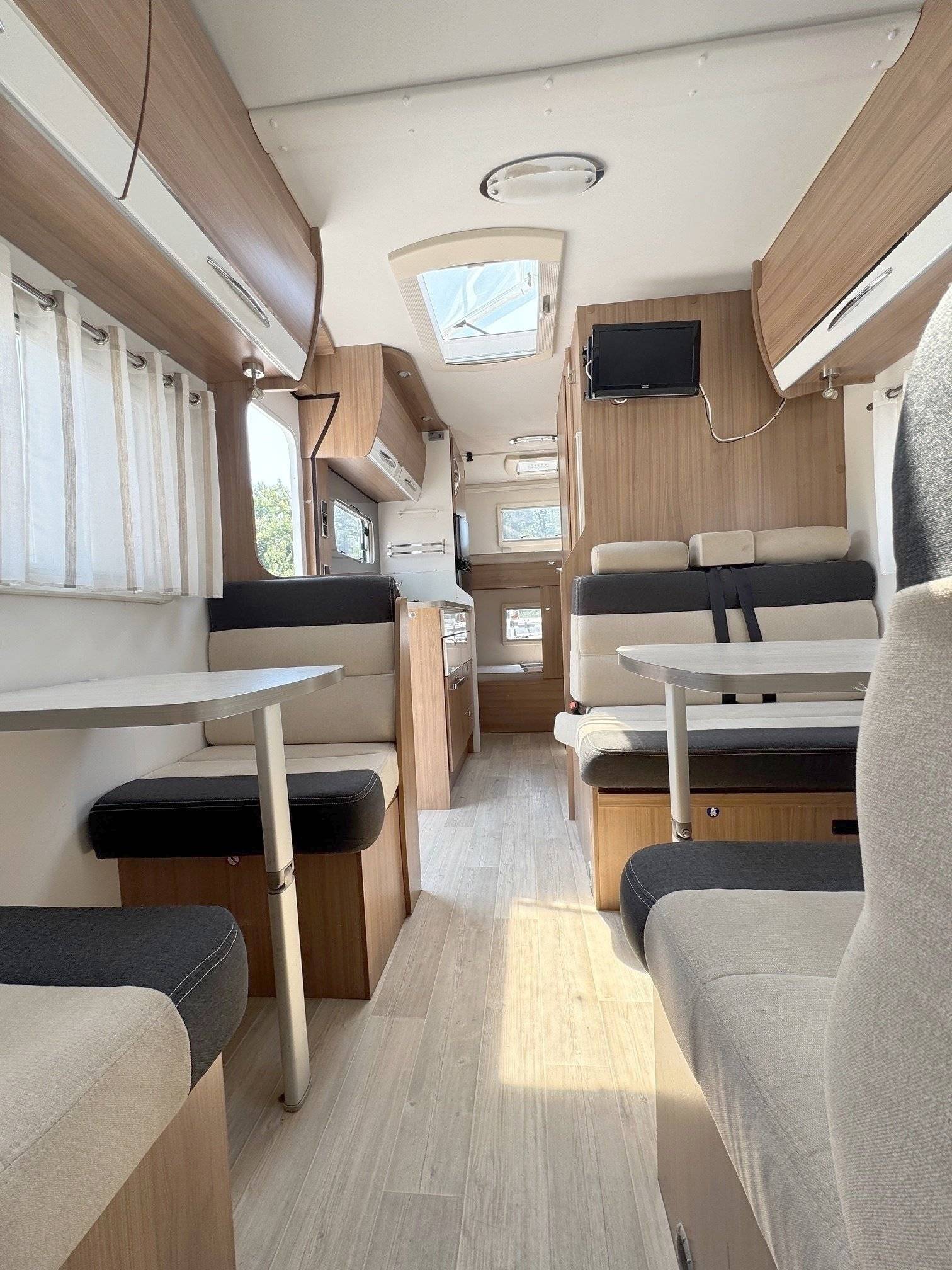 Dining Area Fiat Ducato 2,3 l 130 ch. - Yescapa