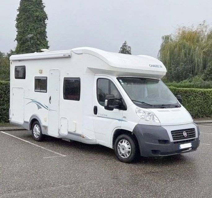 Vista del vehicle angle davanter Fiat Ducato - Yescapa