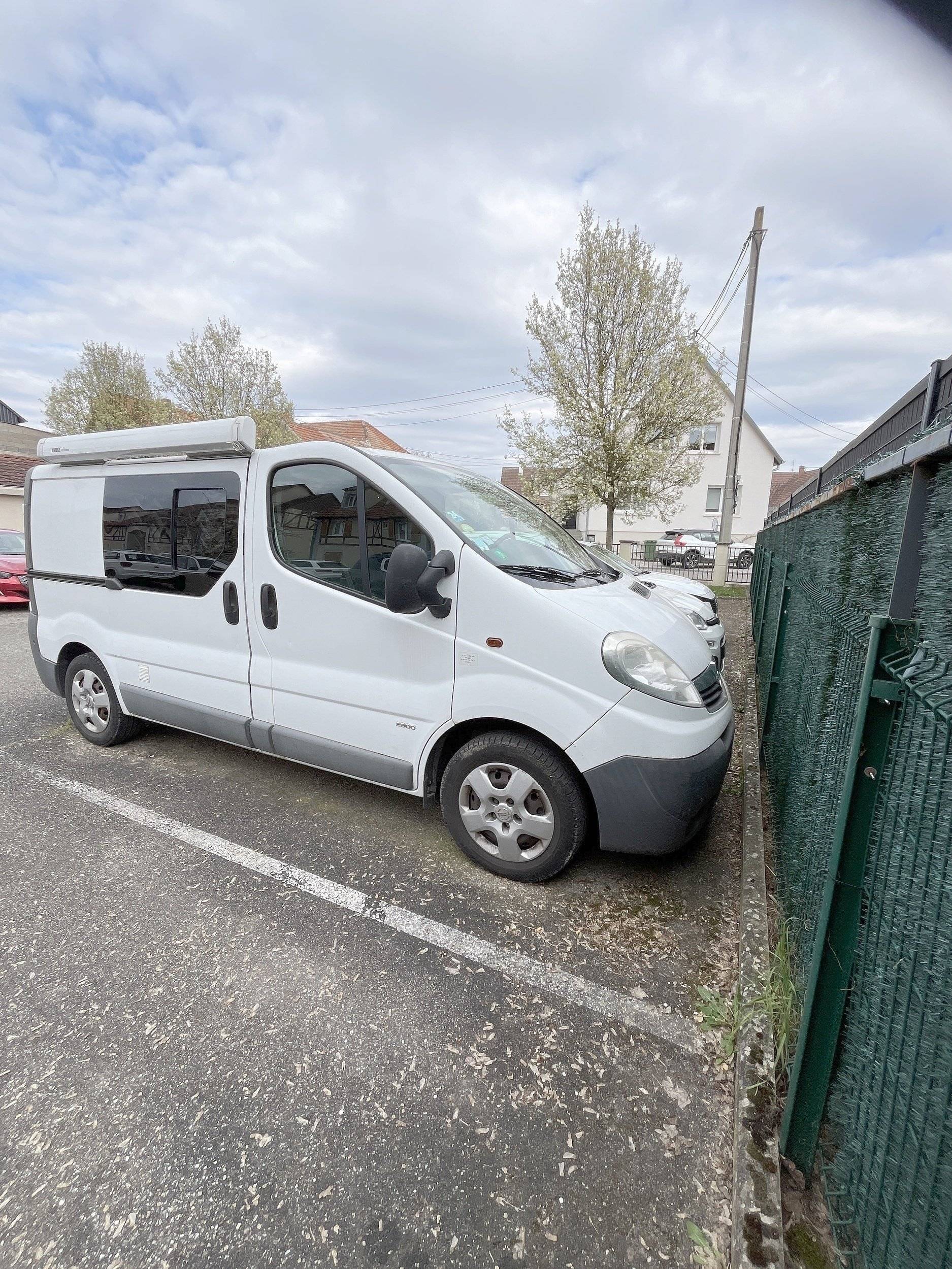 Front view from 3/4 Opel Vivaro 1,6 l 120 ch - Yescapa