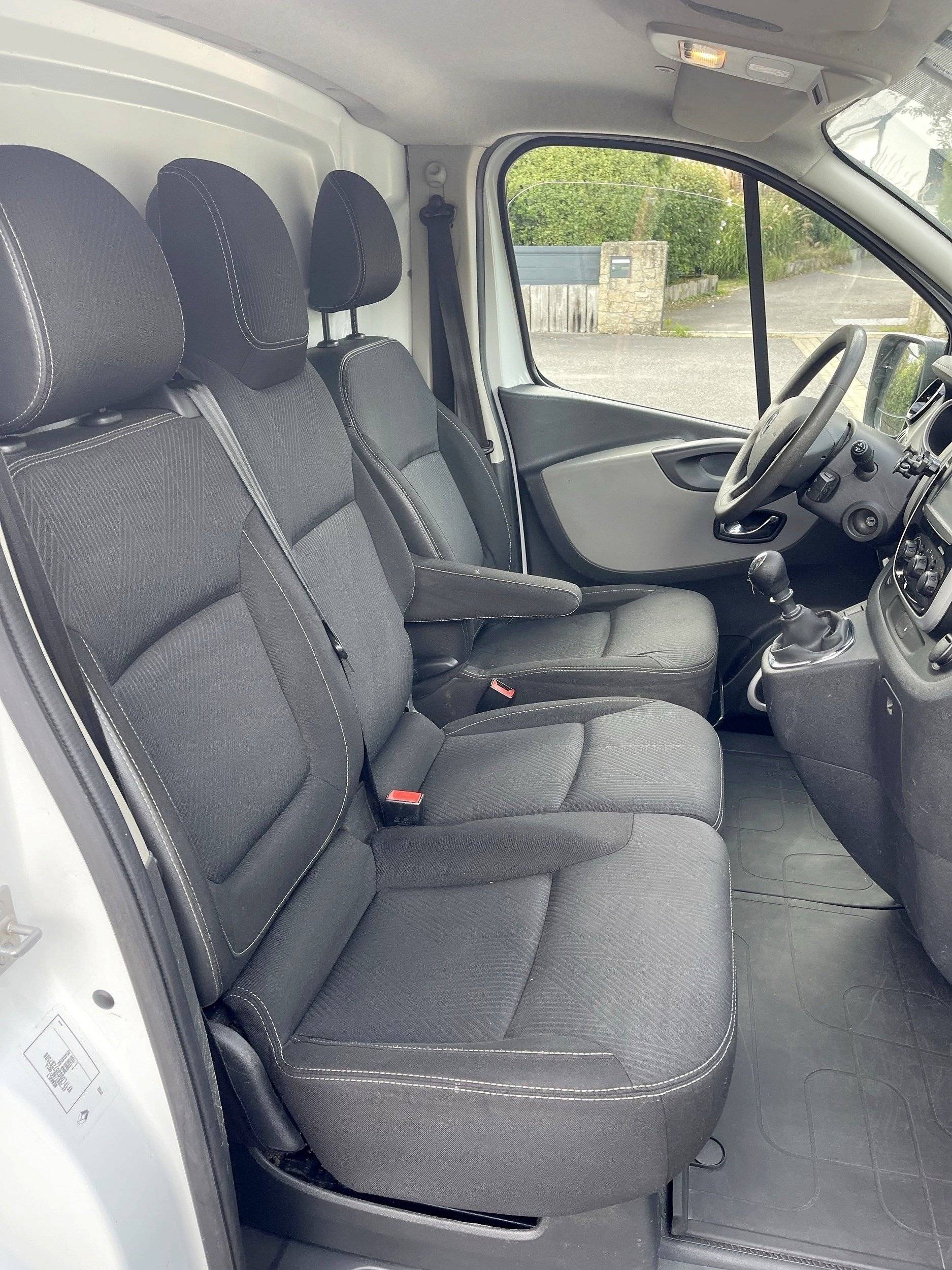 Poste de conduite Renault Trafic III L2H1       1,6 l 125 ch - Yescapa