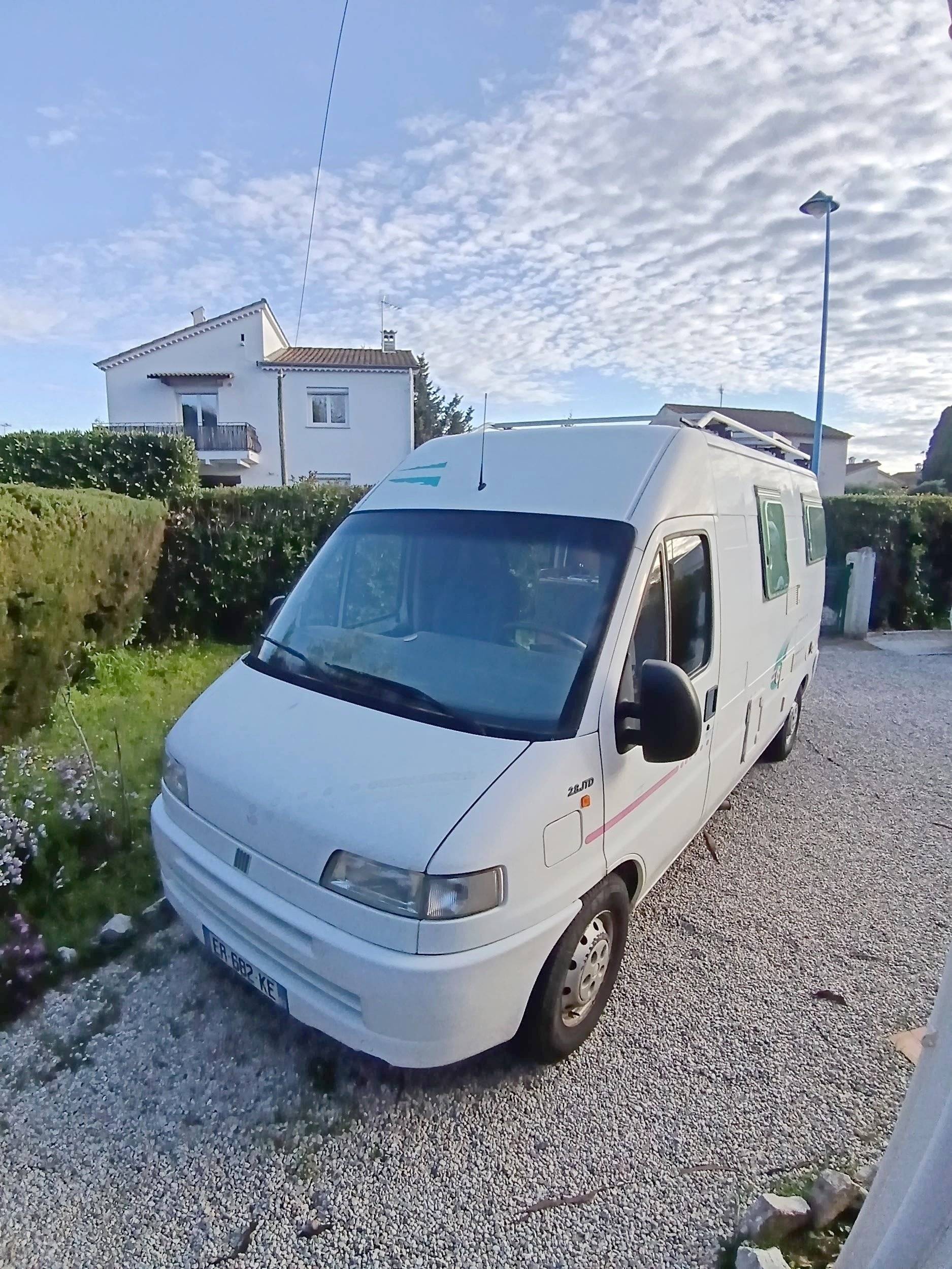 schräge Vorderansicht Fiat 2,8 JTD - Yescapa