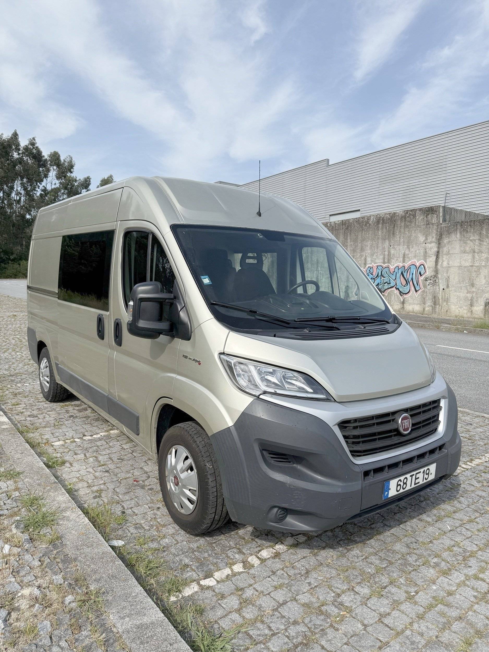 Front view from 3/4 Fiat 2,0 l 115 ch - Yescapa