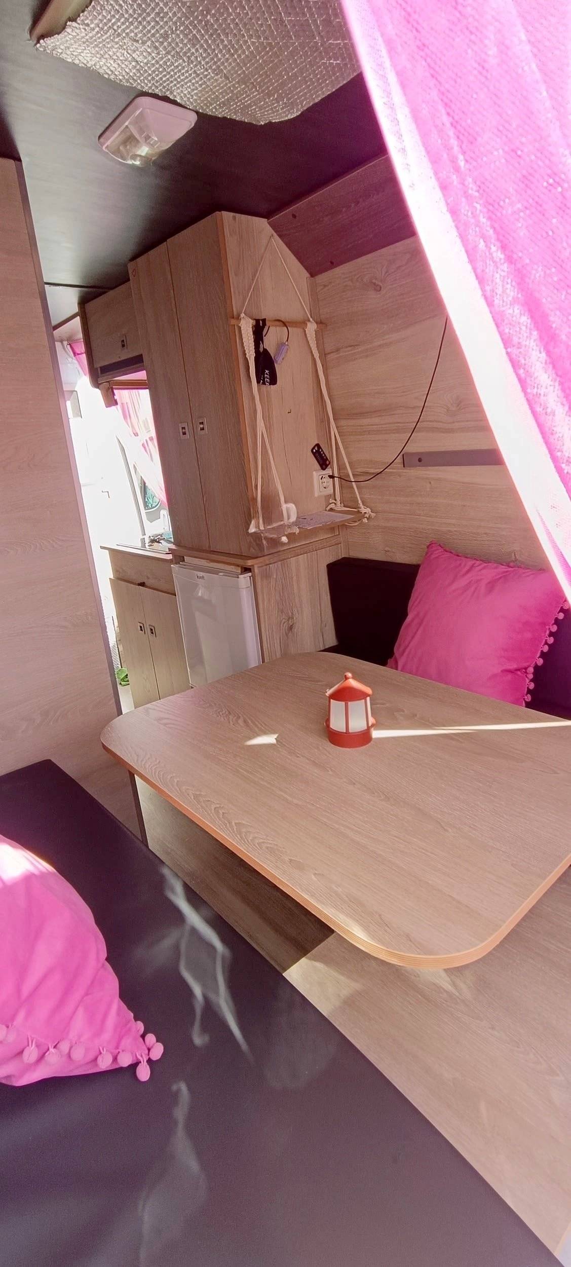 Dining Area Volkswagen CRAFTER - Yescapa