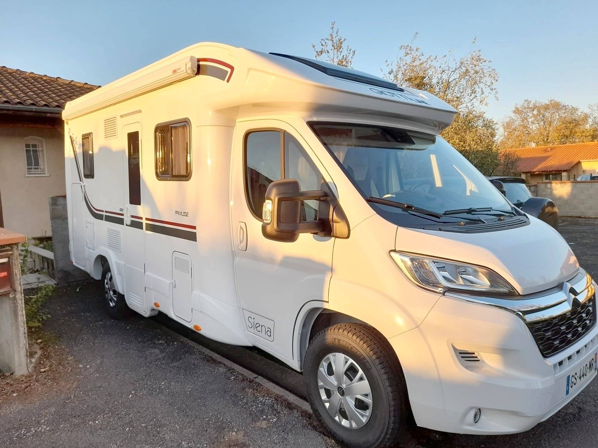 Front view from 3/4 Citroën Jumper - Yescapa