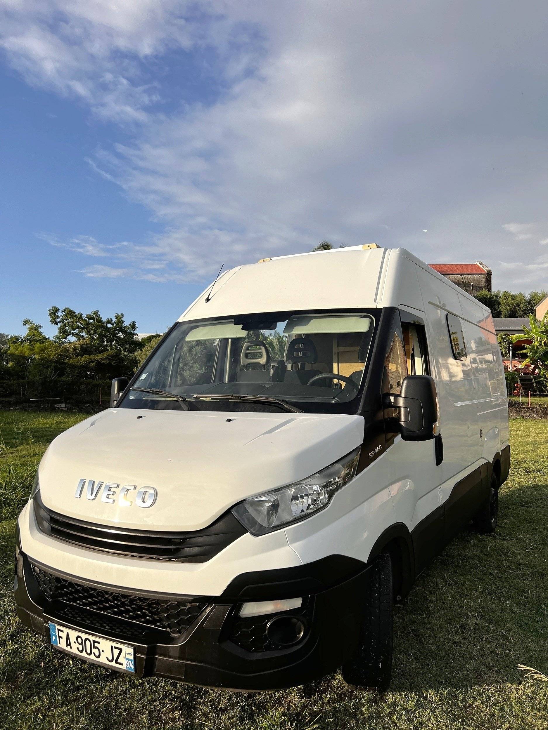 Front view from 3/4 Iveco Daily 2,3 HPI 136 ch. - Yescapa