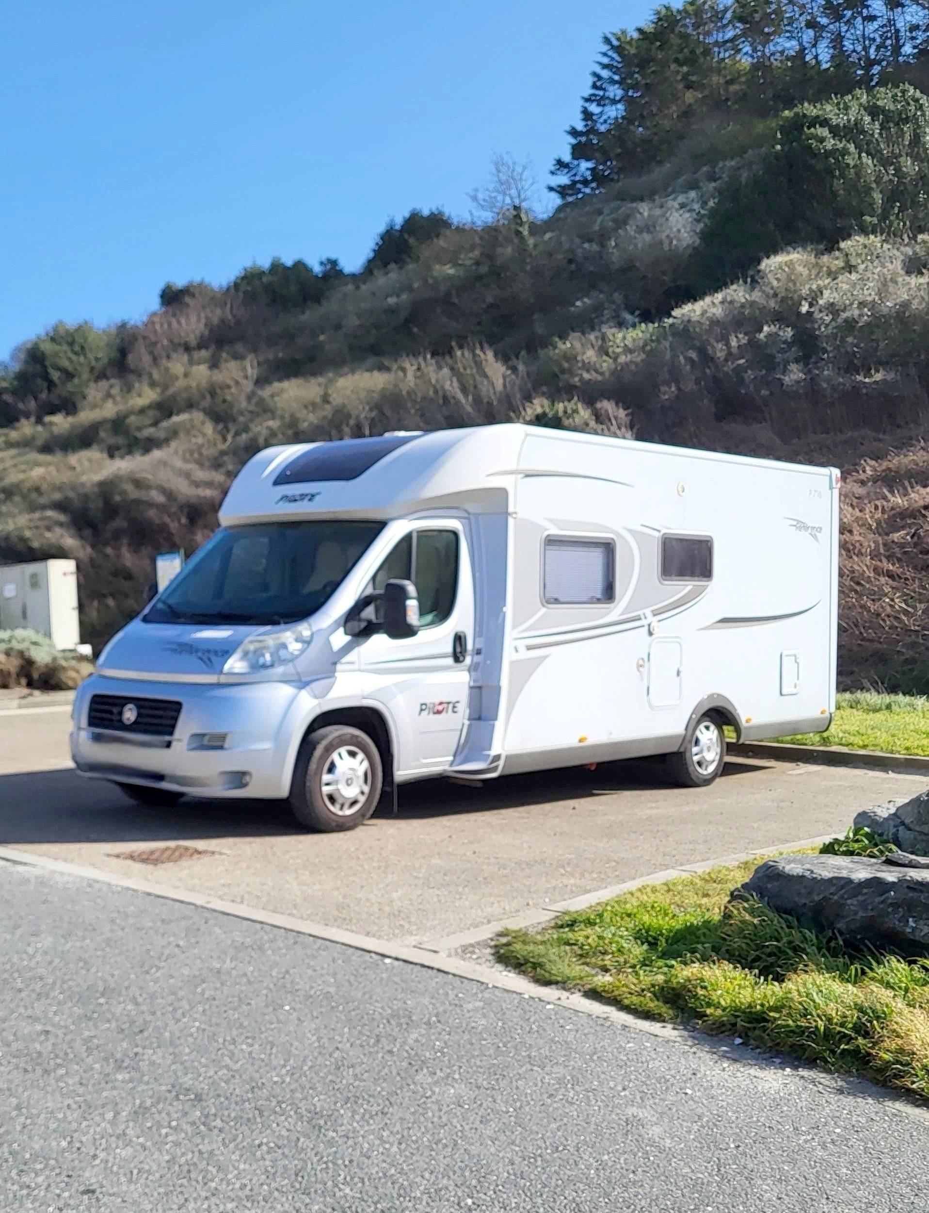 Vista del vehículo ángulo delantero Fiat Ducato 2,2 l Multijet 130 ch. - Yescapa
