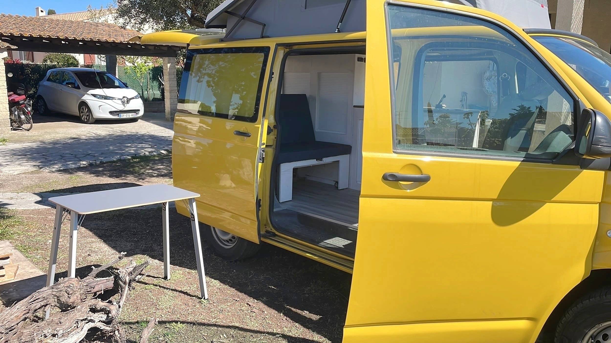 Vista de 3/4 Volkswagen T5 2 l 84 ch - Yescapa