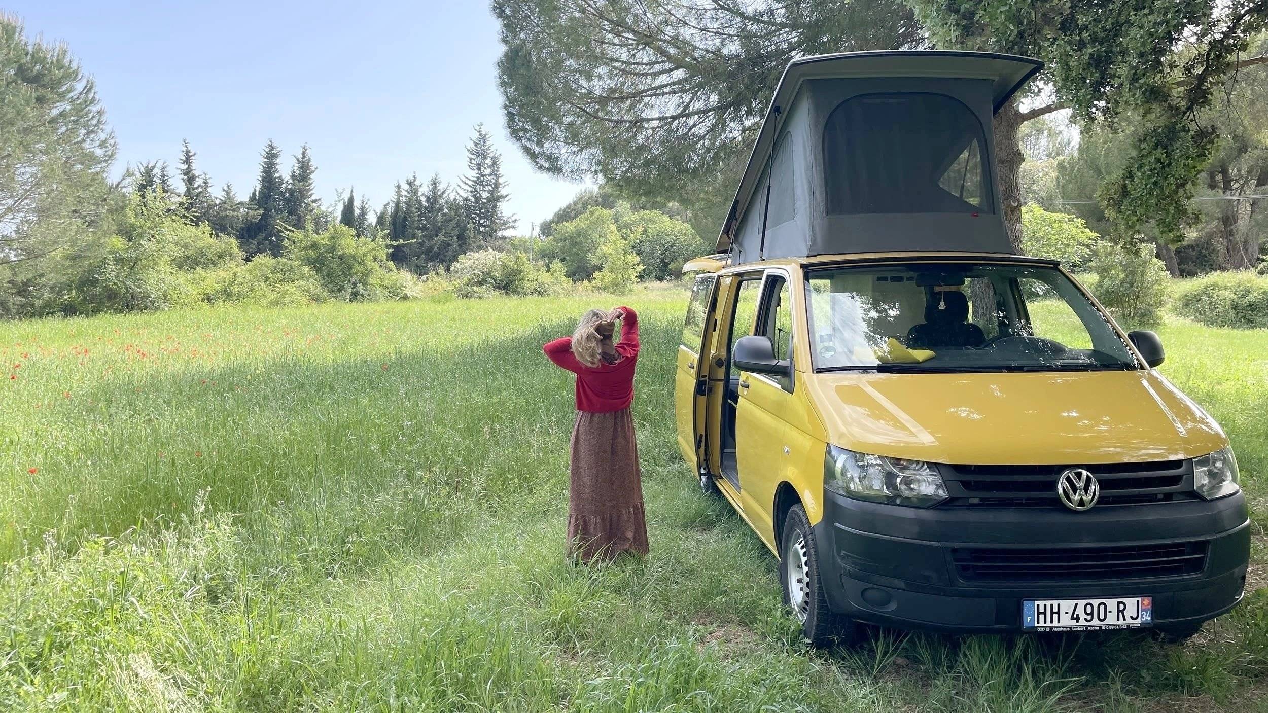 Vue avant de 3/4 Volkswagen T5 2 l 84 ch - Yescapa