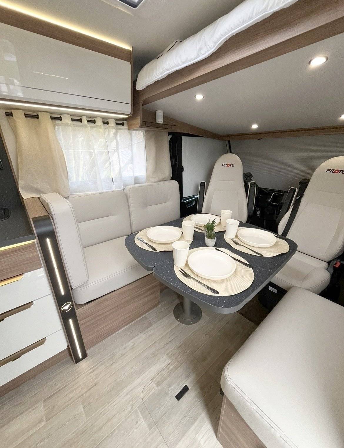 Dining Area Fiat Ducato 140 - Yescapa