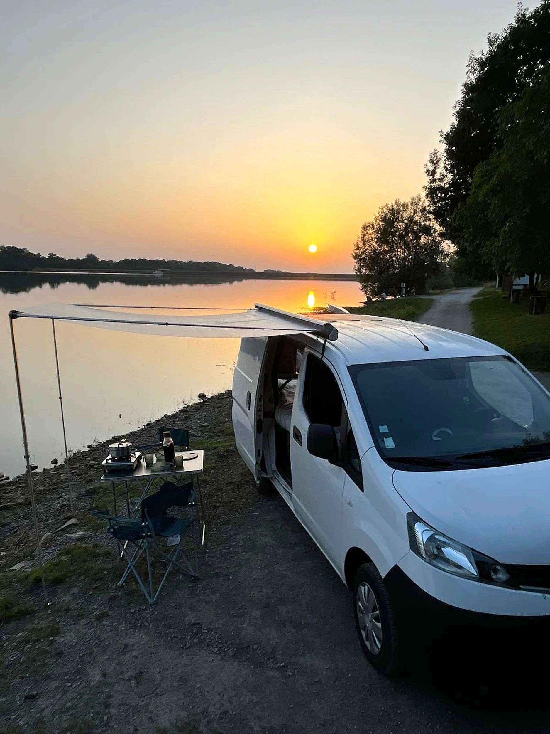 Vue avant de 3/4 Nissan NV200 - Yescapa