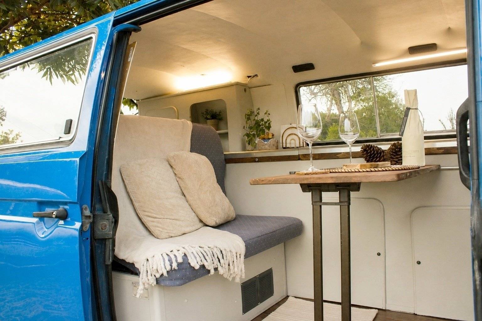 Dining Area Volkswagen - Yescapa