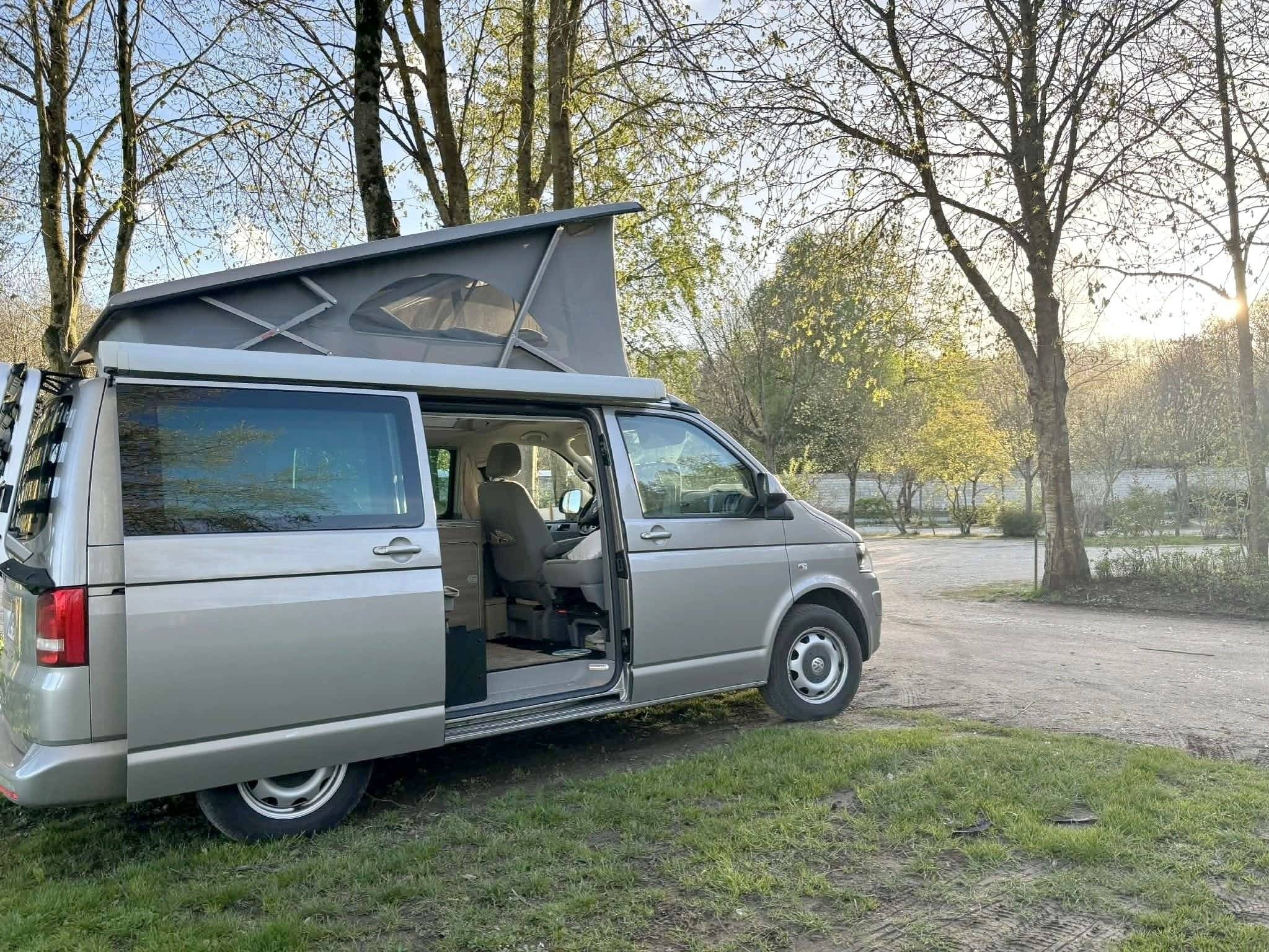 Vista part posterior del vehicle Volkswagen 2,0 l 140 ch - Yescapa