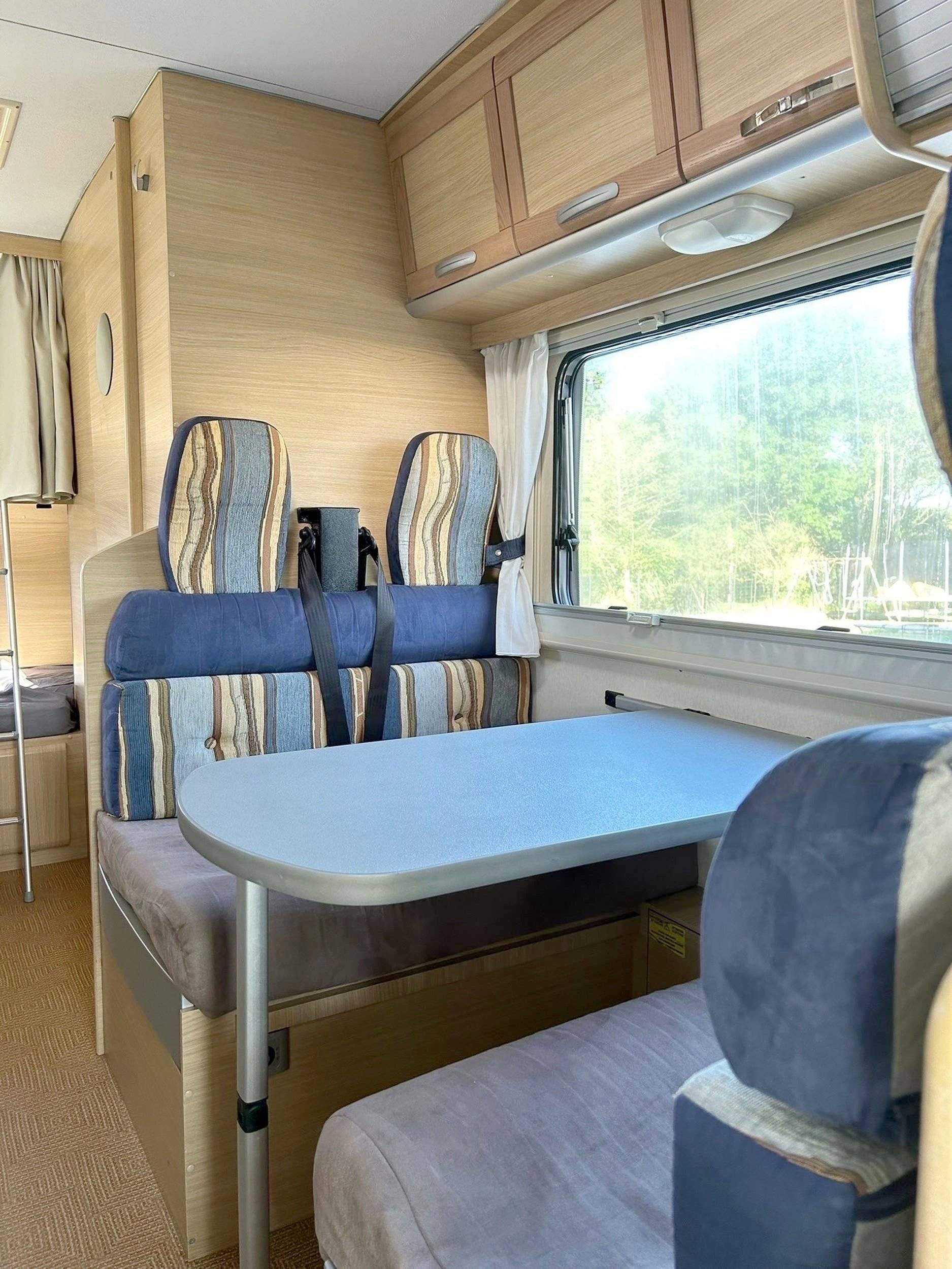 Área de jantar Fiat Ducato 2,3 jtd 110cv - Yescapa