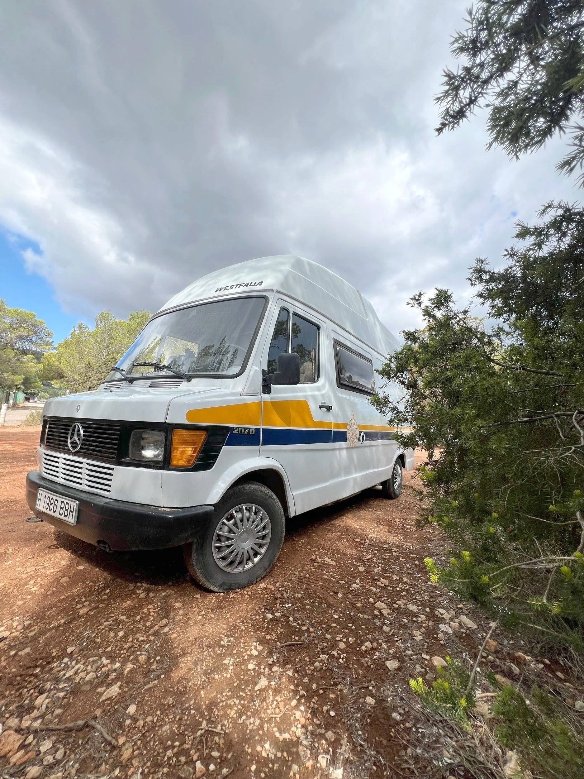 Vue avant de 3/4 Mercedes James Cook 207d - Yescapa