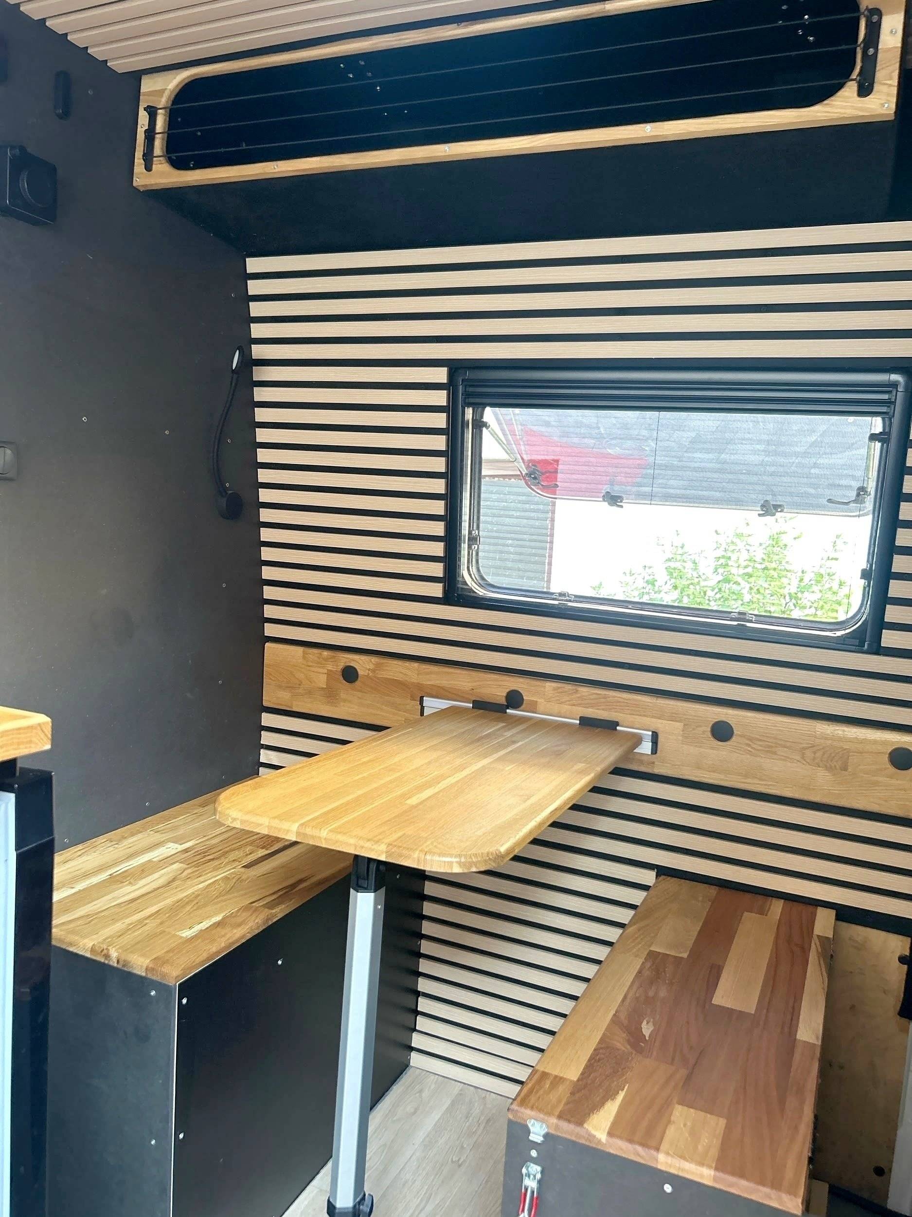Dining Area Volkswagen - Yescapa