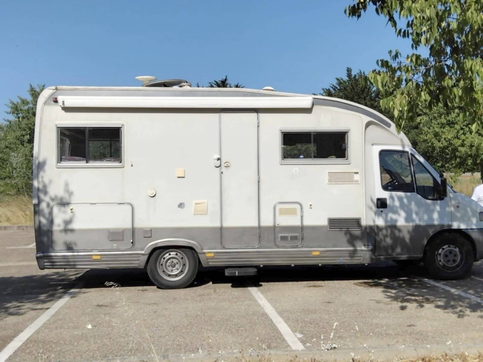 schräge Vorderansicht Fiat Ducato 2.0 l 115 ch - Yescapa