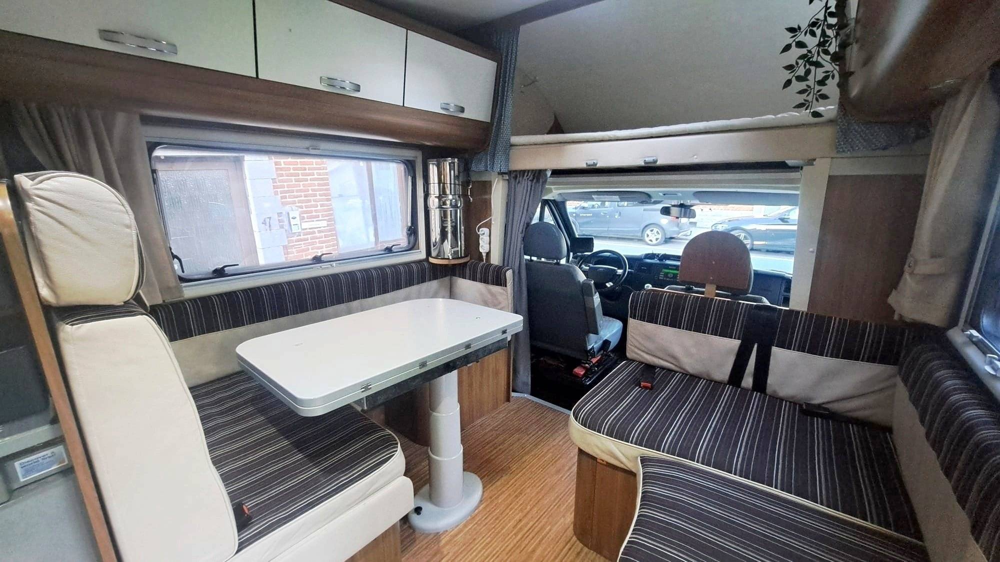 Dinette Ford Ford Transit - Yescapa