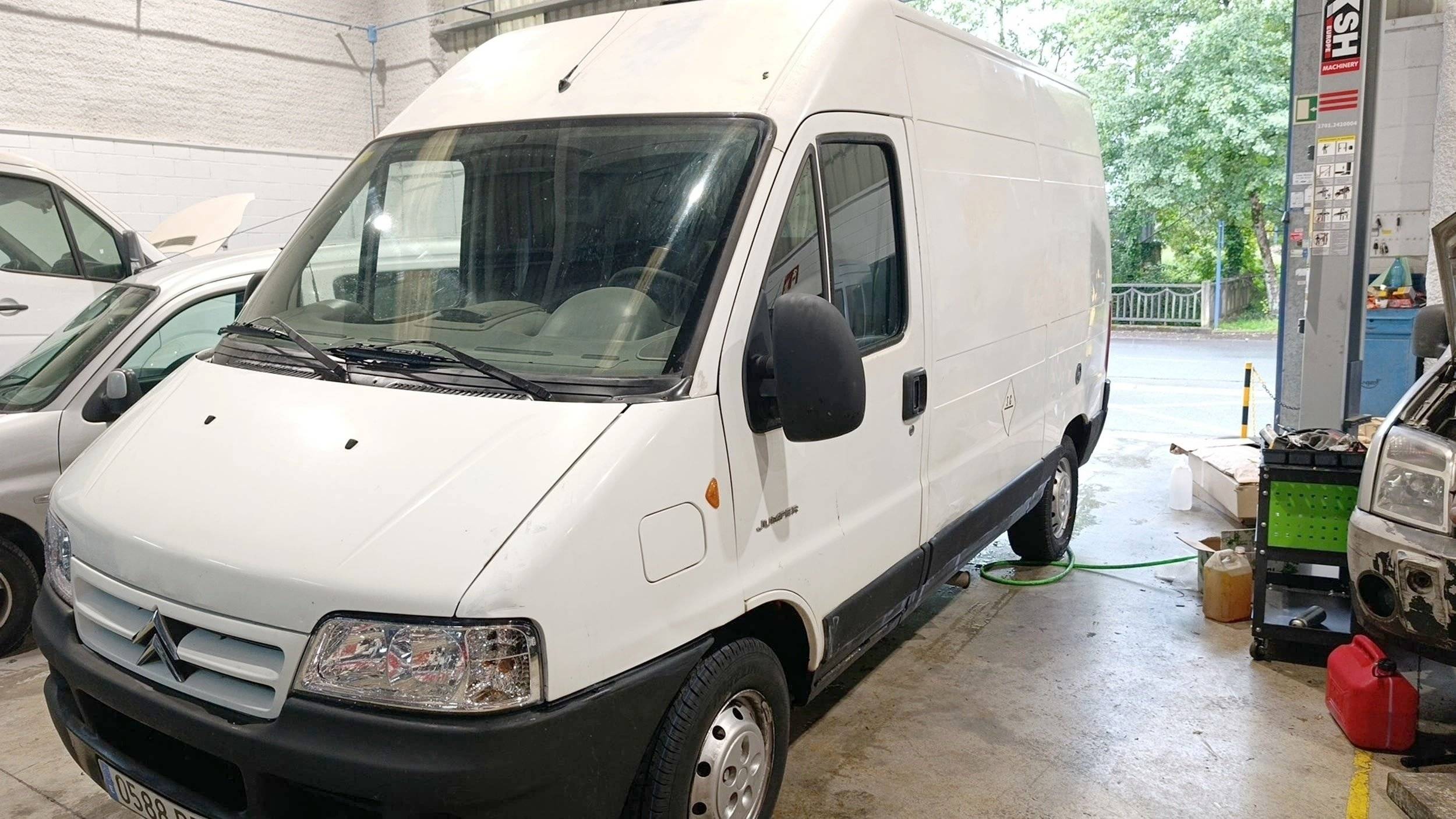 Front view from 3/4 Citroën Jumper 2,0 l 110 ch - Yescapa