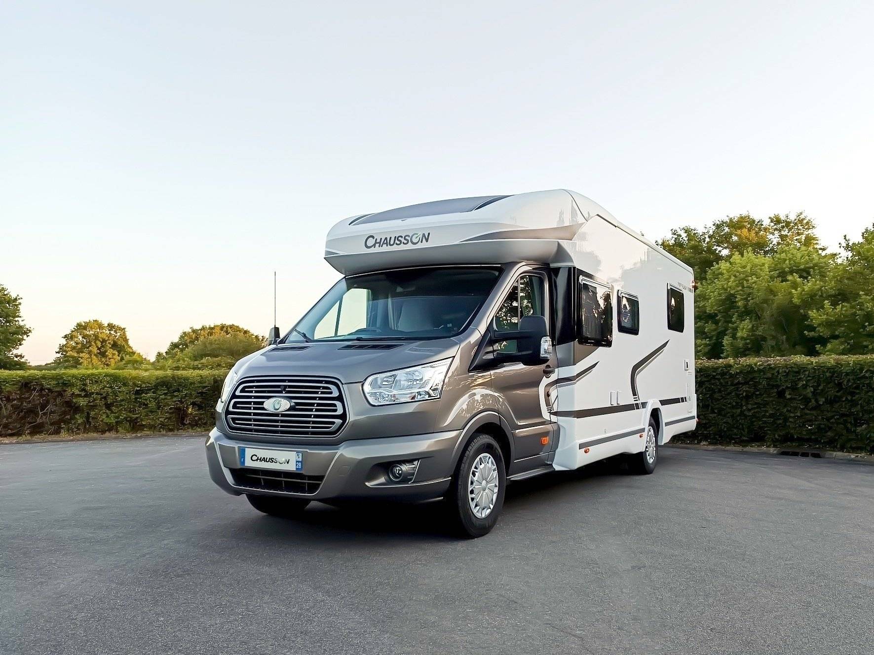 Vue avant de 3/4 Ford Ford TRANSIT 155CV - Yescapa